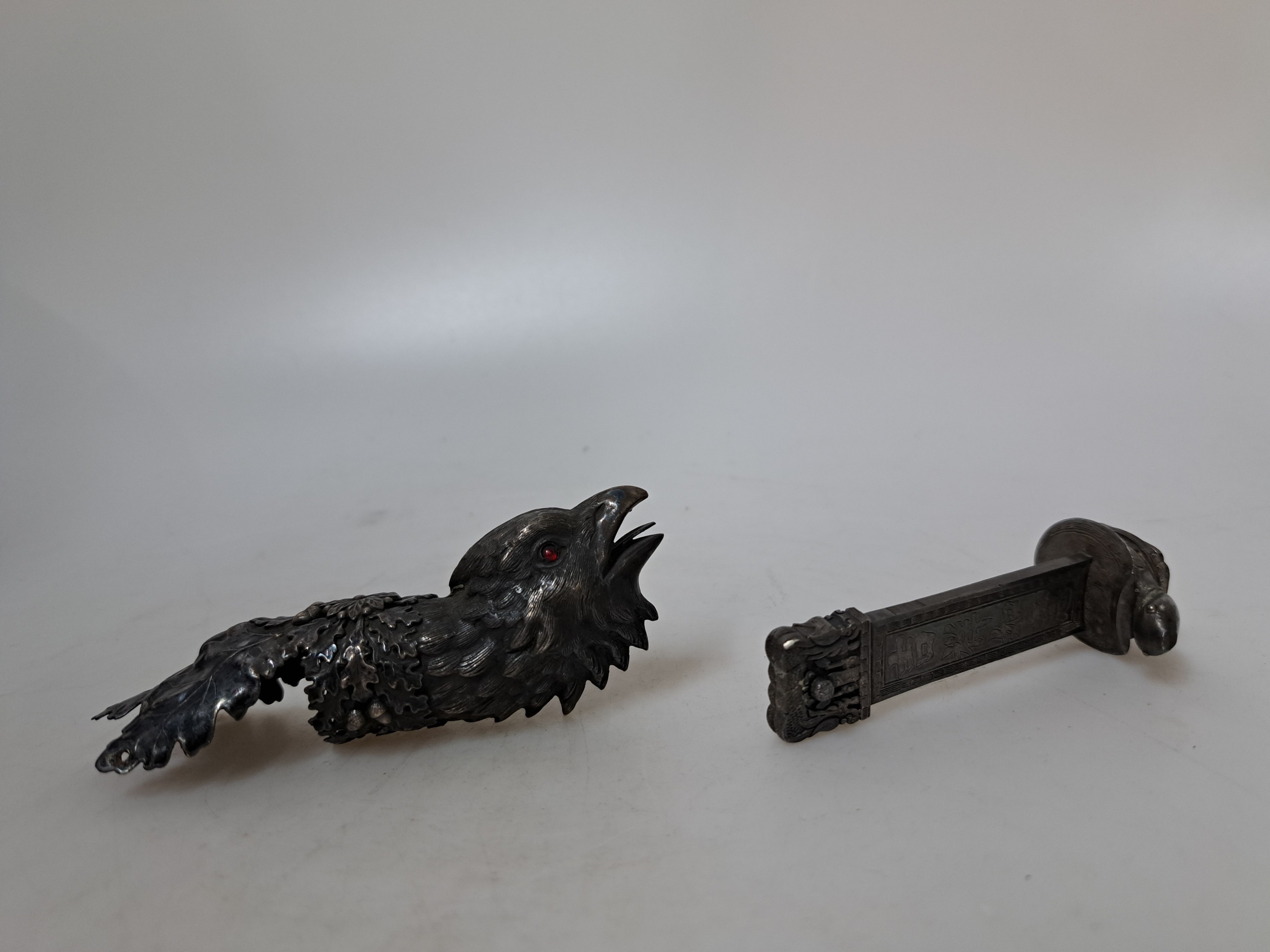 Detail d: Petschaft, China, um 1900, Silber geprüft, Petschaft in Form einer Schildkröte, eine Stehle mit Schriftzeichen tragend, Unterseite mit chin. ...