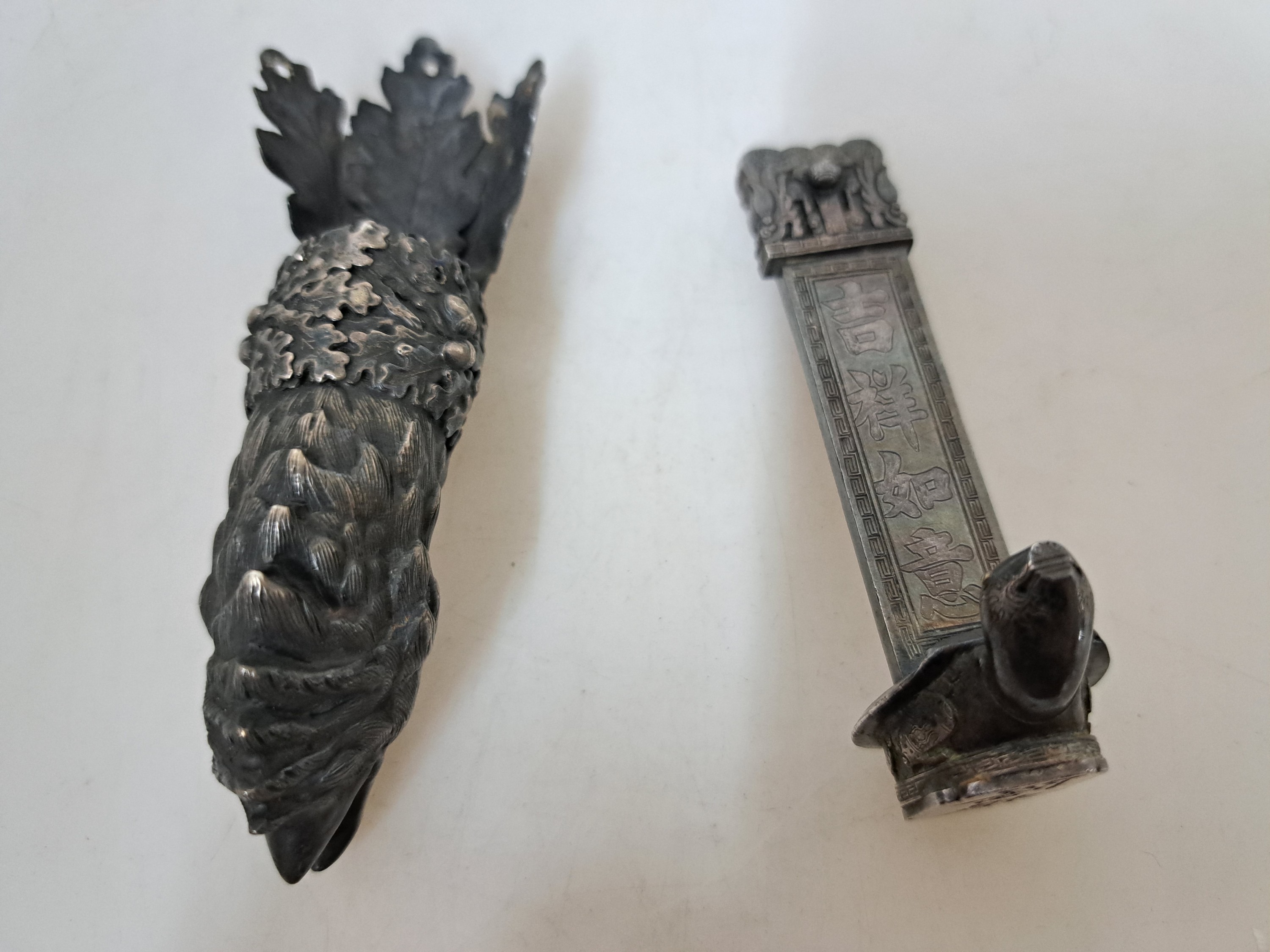 Detail f: Petschaft, China, um 1900, Silber geprüft, Petschaft in Form einer Schildkröte, eine Stehle mit Schriftzeichen tragend, Unterseite mit chin. ...