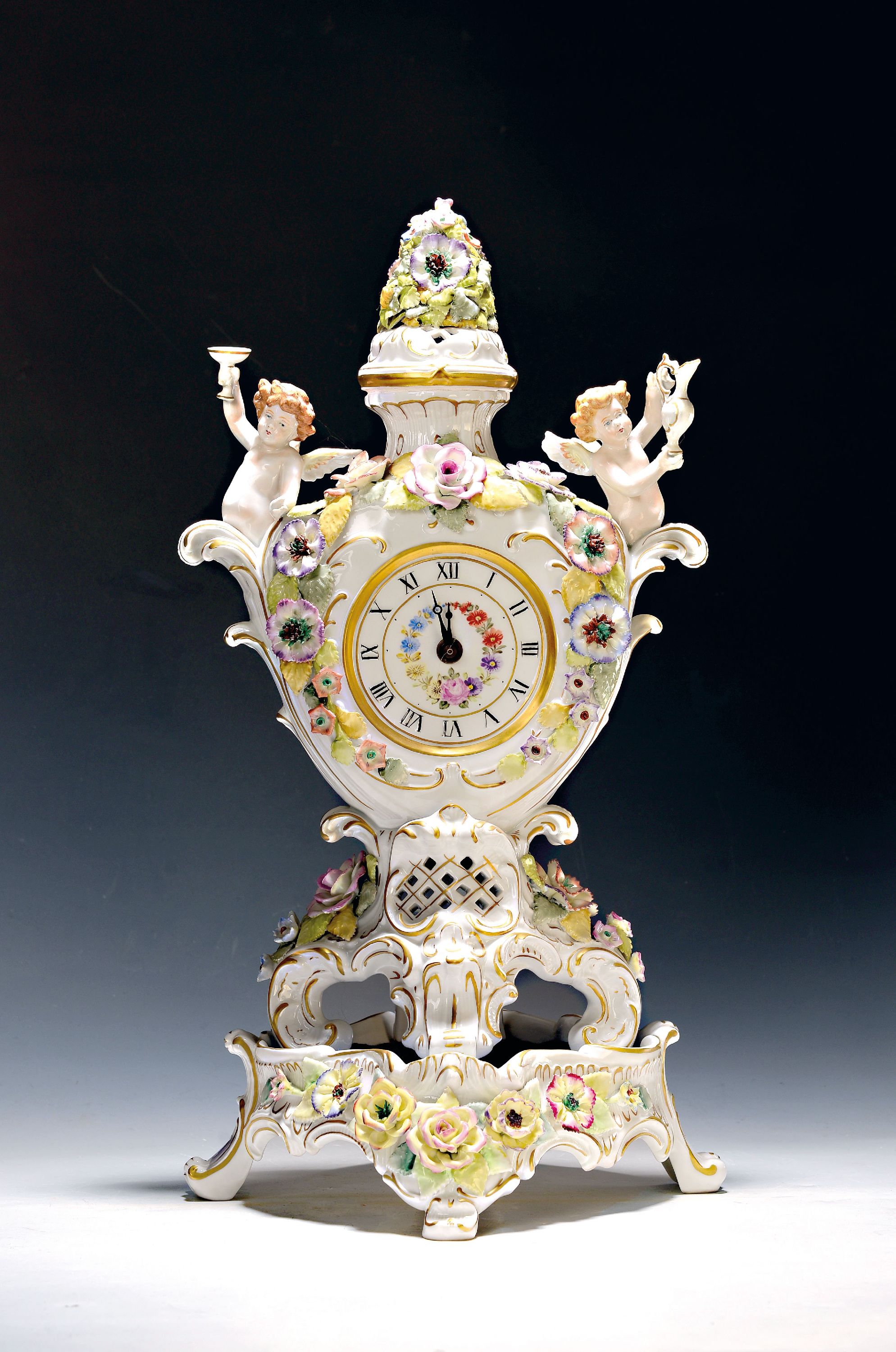 Image 27036559 - Große Porzellanuhr mit Postament, Plaue Porzellanmanufaktur, 20. Jh. von zwei Engeln ...