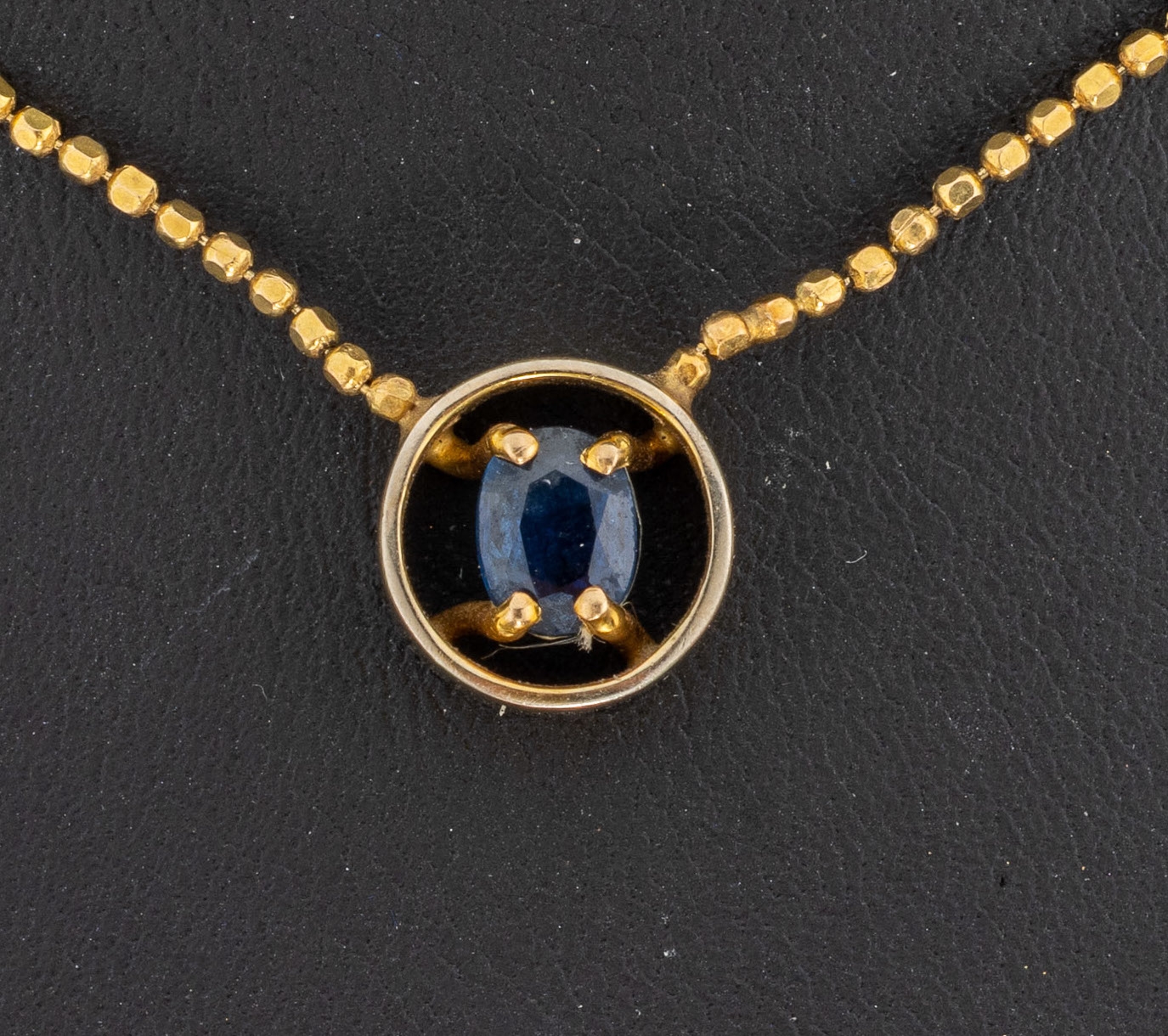 Detail a: 14 kt Gold Saphir-Collier, GG 585/000, Kette aus facett. Goldkügelchen, rundes Mittelteil mit ovalfacett. Saphir ca. 0.60 ct,L. ca. 45 cm, ...
