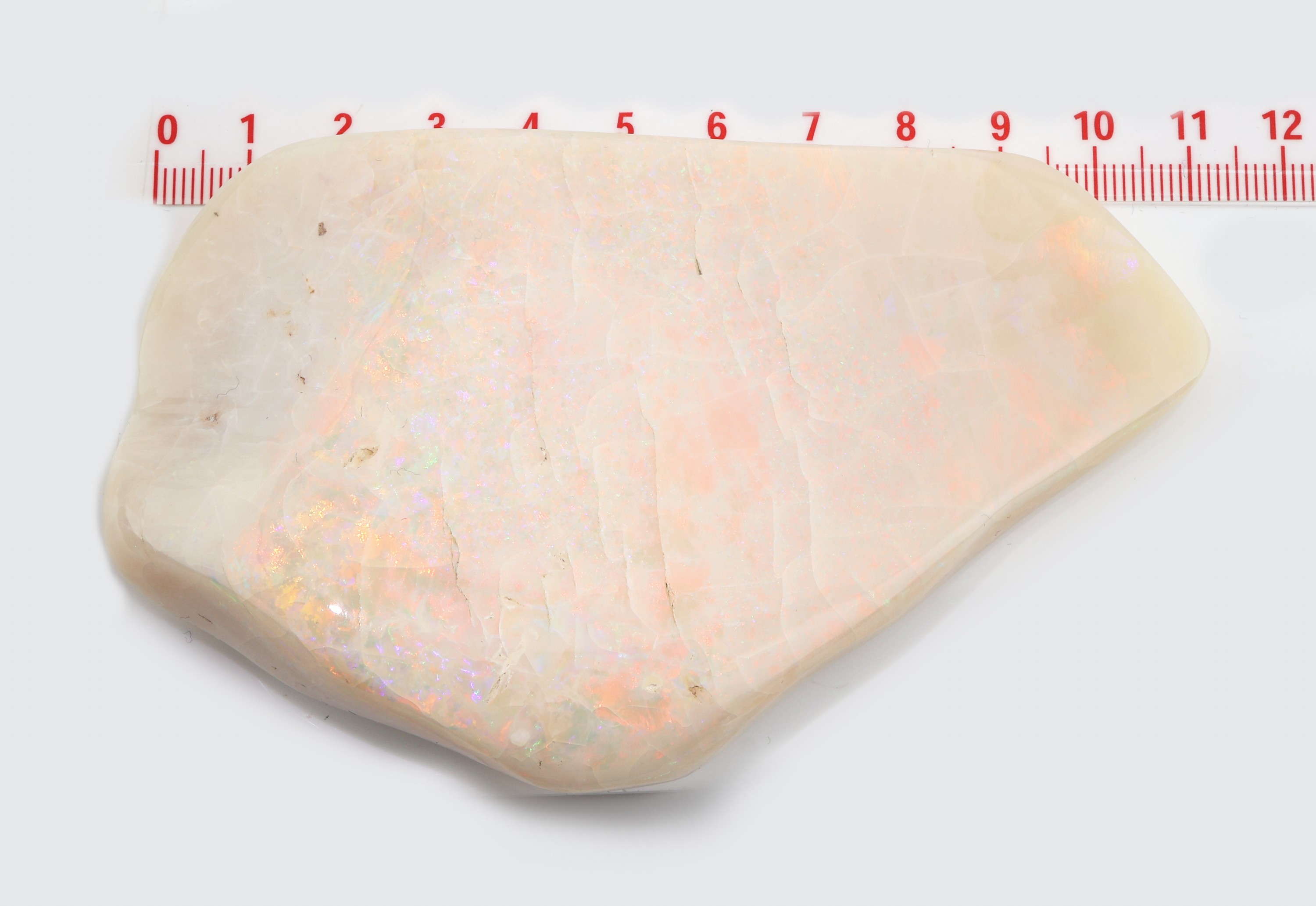 Detail b: Opal-Briefbeschwerer, Vollopal, ca. 739.55 ct, Farbspiel in Rot, Gelb, Grün und Blau, ca.11.5 x 7 cm, stark trockenrissig