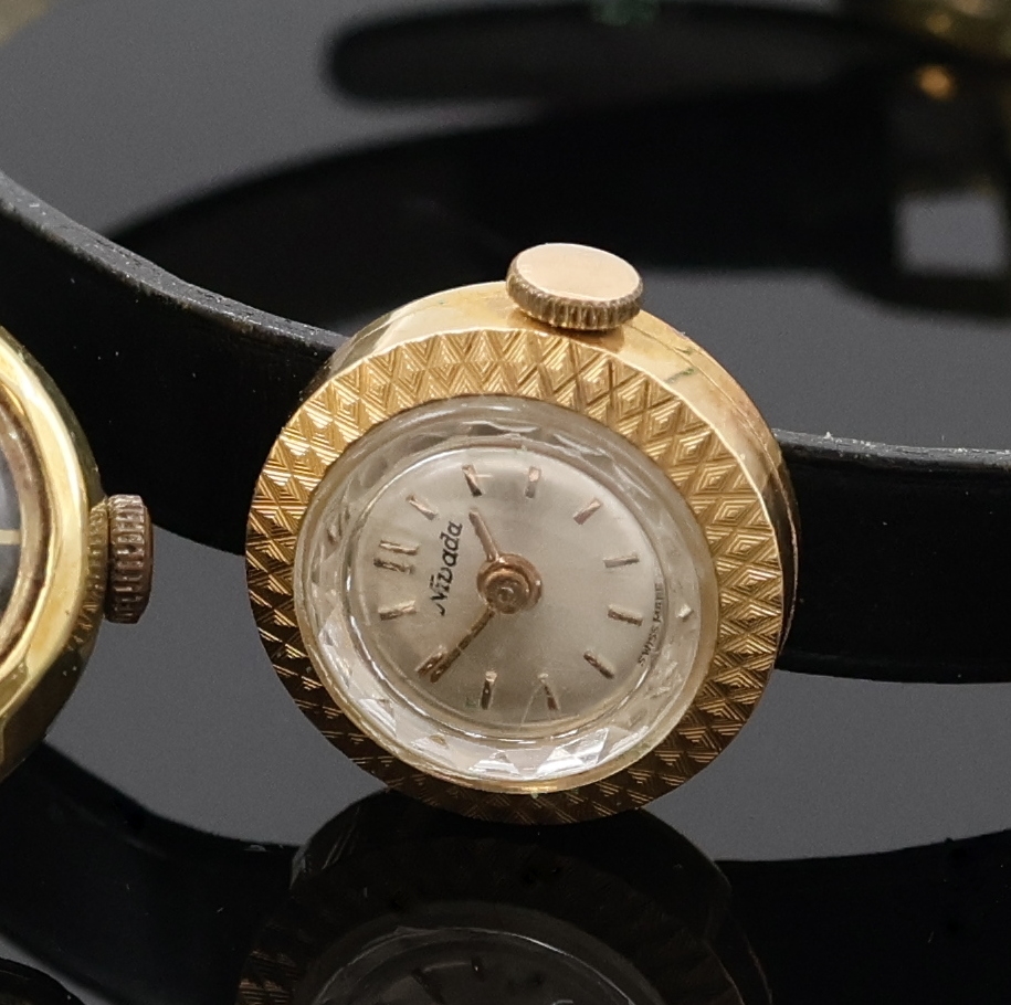Detail a: NIVADA und PRIOSA 2 Damenarmbanduhren in GG und RG 585/000, Schweiz um 1960, Handaufzug, Böden aufgedr., 1x silb. Zifferbl., gold. Std.-Ind. u. ...