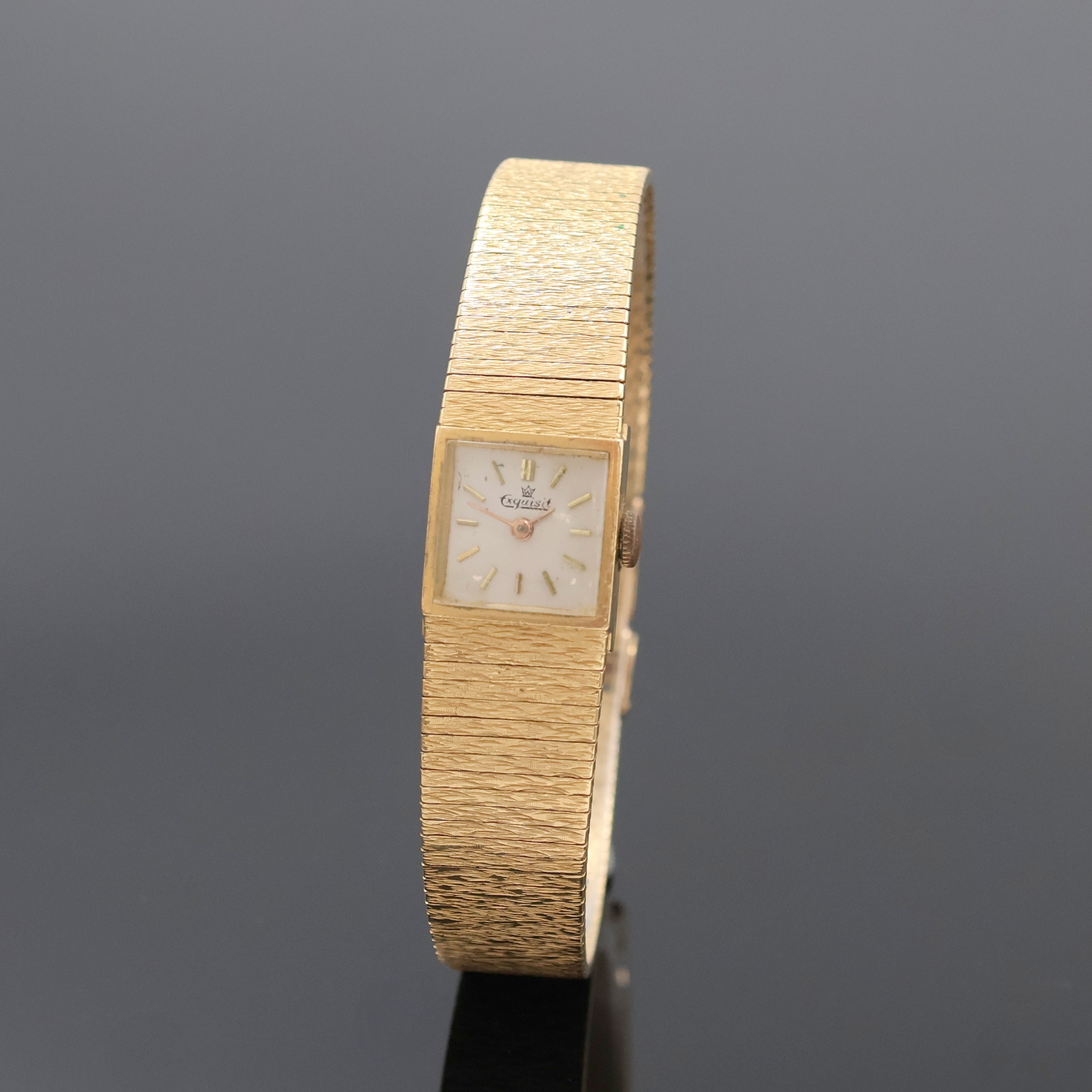 EXQUISIT Damenarmbanduhr in RoseG 750/000, Schweiz um 1965, Handaufzug, Goldband, Boden aufgedr., silb. Zifferbl. m. gold. Std.-Ind. u. Zeigern, Kal. ...