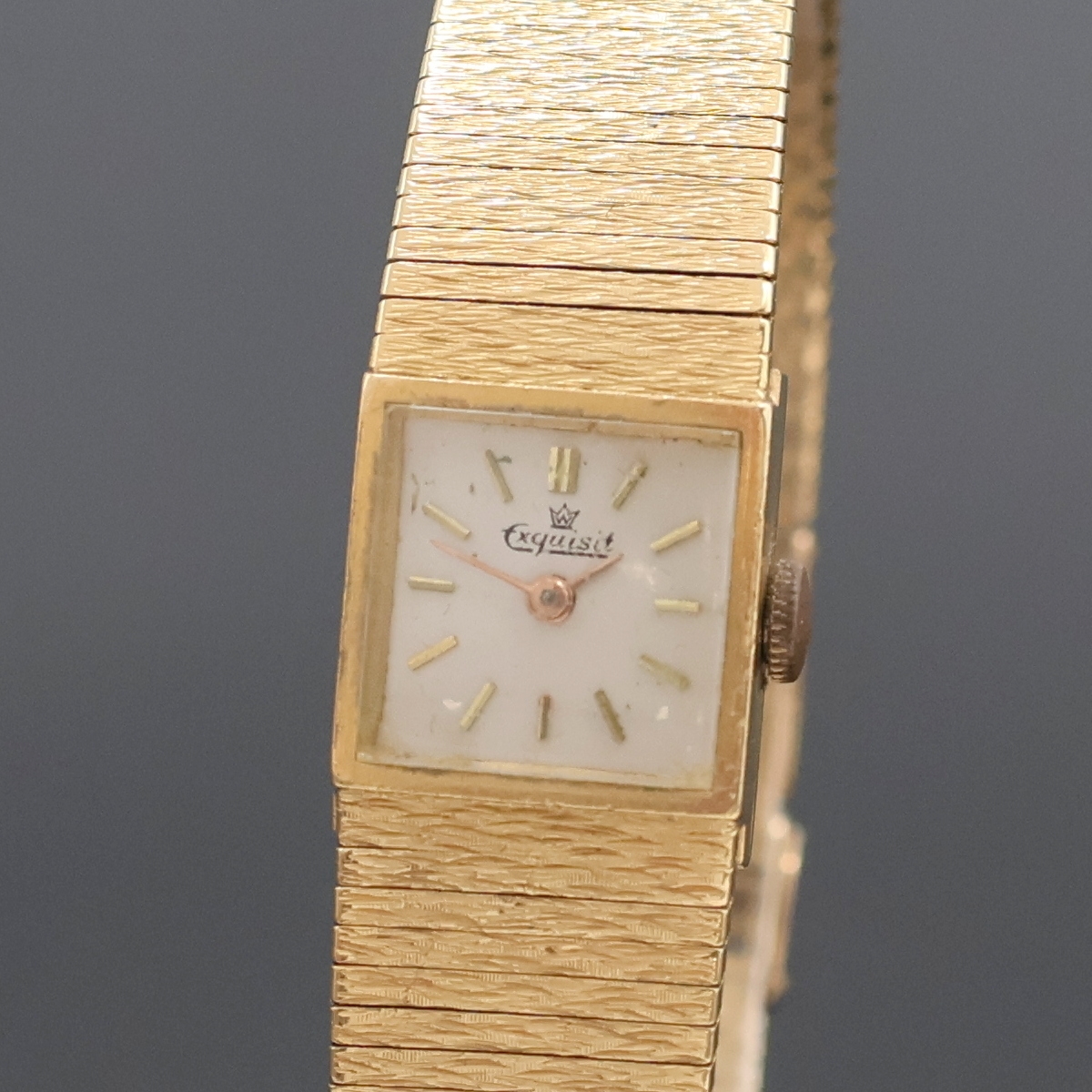 Detail a: EXQUISIT Damenarmbanduhr in RoseG 750/000, Schweiz um 1965, Handaufzug, Goldband, Boden aufgedr., silb. Zifferbl. m. gold. Std.-Ind. u. Zeigern, Kal. ...