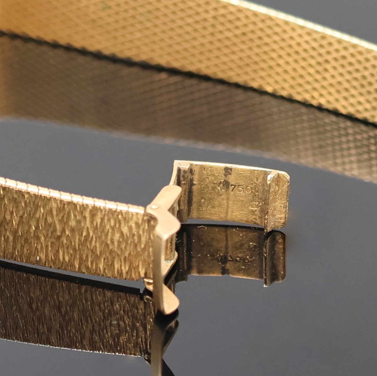 Detail b: EXQUISIT Damenarmbanduhr in RoseG 750/000, Schweiz um 1965, Handaufzug, Goldband, Boden aufgedr., silb. Zifferbl. m. gold. Std.-Ind. u. Zeigern, Kal. ...