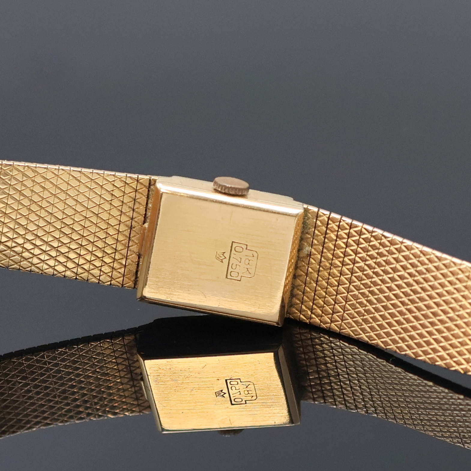 Detail c: EXQUISIT Damenarmbanduhr in RoseG 750/000, Schweiz um 1965, Handaufzug, Goldband, Boden aufgedr., silb. Zifferbl. m. gold. Std.-Ind. u. Zeigern, Kal. ...