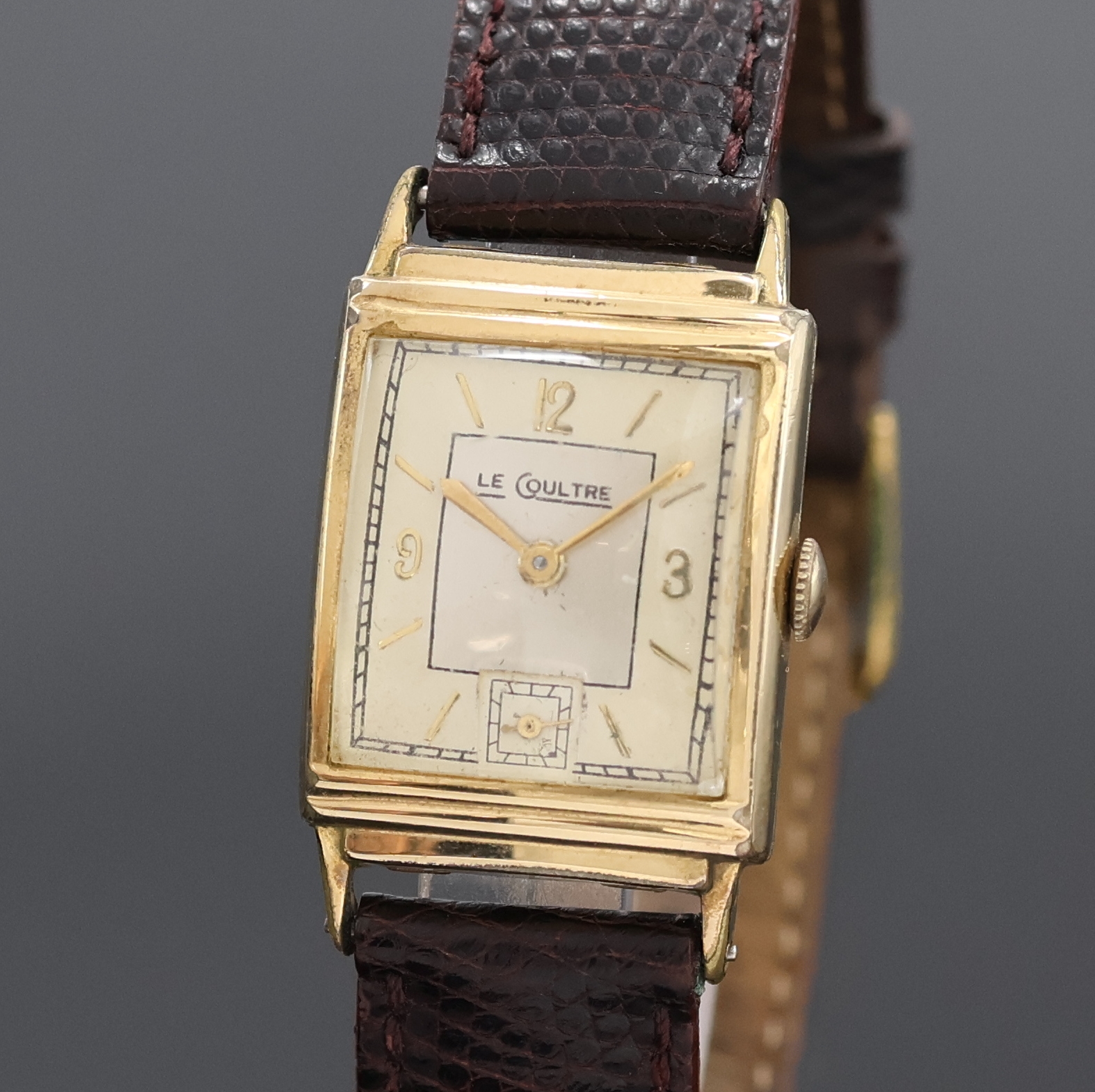 Detail a: LeCoultre 10k Goldfilled Armbanduhr, Schweiz um 1950, Handaufzug, Boden aufgedr., silb. Duoton-Zifferbl. rest., gold. Std.-Ind. u. Zeiger, kl. Sek. ...