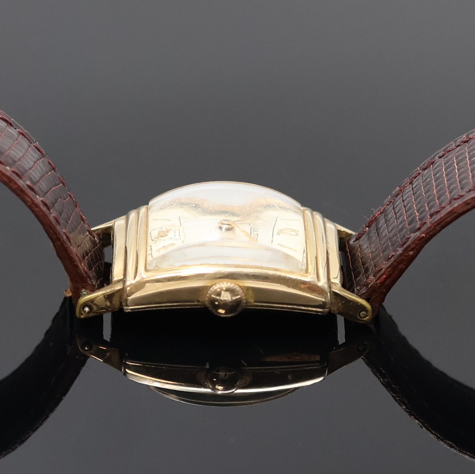 Detail b: LeCoultre 10k Goldfilled Armbanduhr, Schweiz um 1950, Handaufzug, Boden aufgedr., silb. Duoton-Zifferbl. rest., gold. Std.-Ind. u. Zeiger, kl. Sek. ...