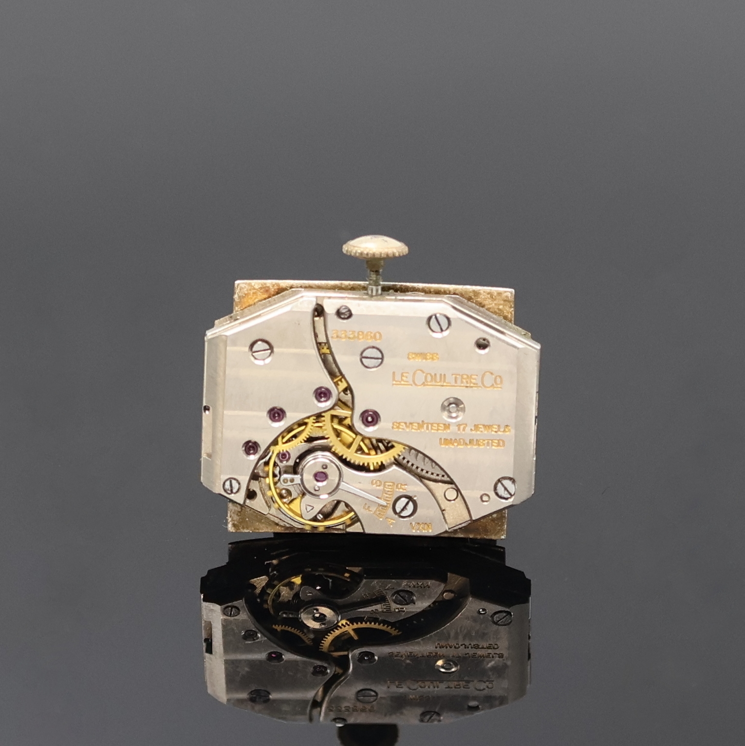 Detail e: LeCoultre 10k Goldfilled Armbanduhr, Schweiz um 1950, Handaufzug, Boden aufgedr., silb. Duoton-Zifferbl. rest., gold. Std.-Ind. u. Zeiger, kl. Sek. ...