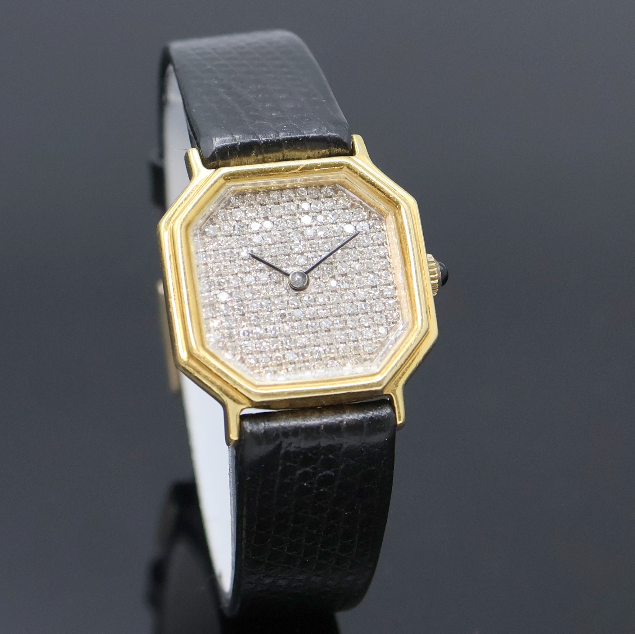 Detail b: Damenschmuckuhr in GG 750/000, Schweiz um 1975, Handaufzug, Boden aufgedr., Schmuckkrone, facett. Glas, WG-Zifferbl. m. Diamanten bes. (Pavee), ...