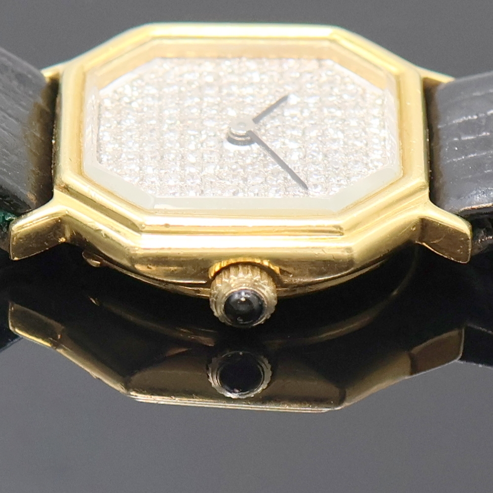 Detail c: Damenschmuckuhr in GG 750/000, Schweiz um 1975, Handaufzug, Boden aufgedr., Schmuckkrone, facett. Glas, WG-Zifferbl. m. Diamanten bes. (Pavee), ...
