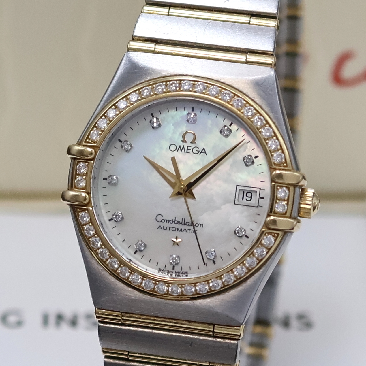 Detail a: OMEGA Constellation Damenarmbanduhr in Stahl/Gold mit Diamanten Referenz 766.1201, Schweiz um 2010, Automatik, Boden aufgedr., orig. Gliederband m. ...