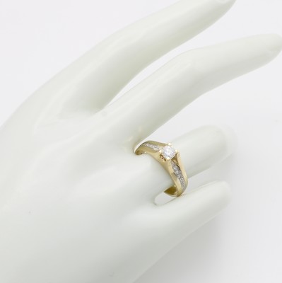 27036505a - Ring mit Brillanten, GG 585/000, Mittelstein ca. 0.25 ct u. Besatzbrill. in Ringschiene ...