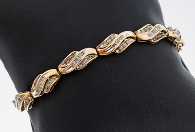 Image 10 kt Gold Diamant-Armband, GG 417/000, geschwungene Glieder, 84 Diamantbaguettes 72 ...