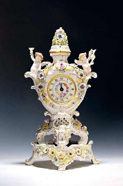 Image Große Porzellanuhr mit Postament, Plaue Porzellanmanufaktur, 20. Jh. von zwei Engeln ...