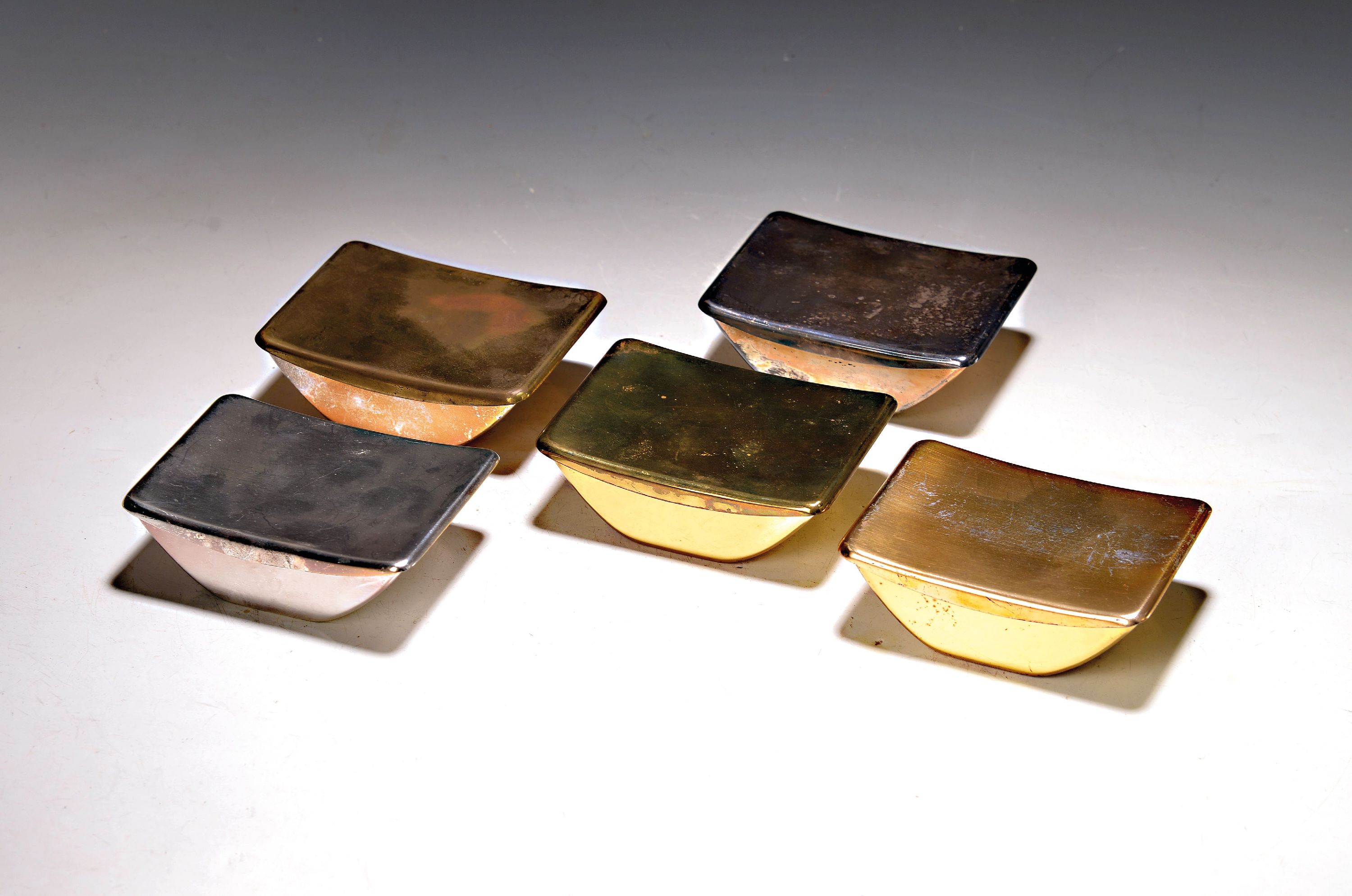 Image 27036601 - 5 Deckeldosen wohl für Zigaretten, Entw. Wilhelm Wagenfeld (1900-1990) für WMF, ...