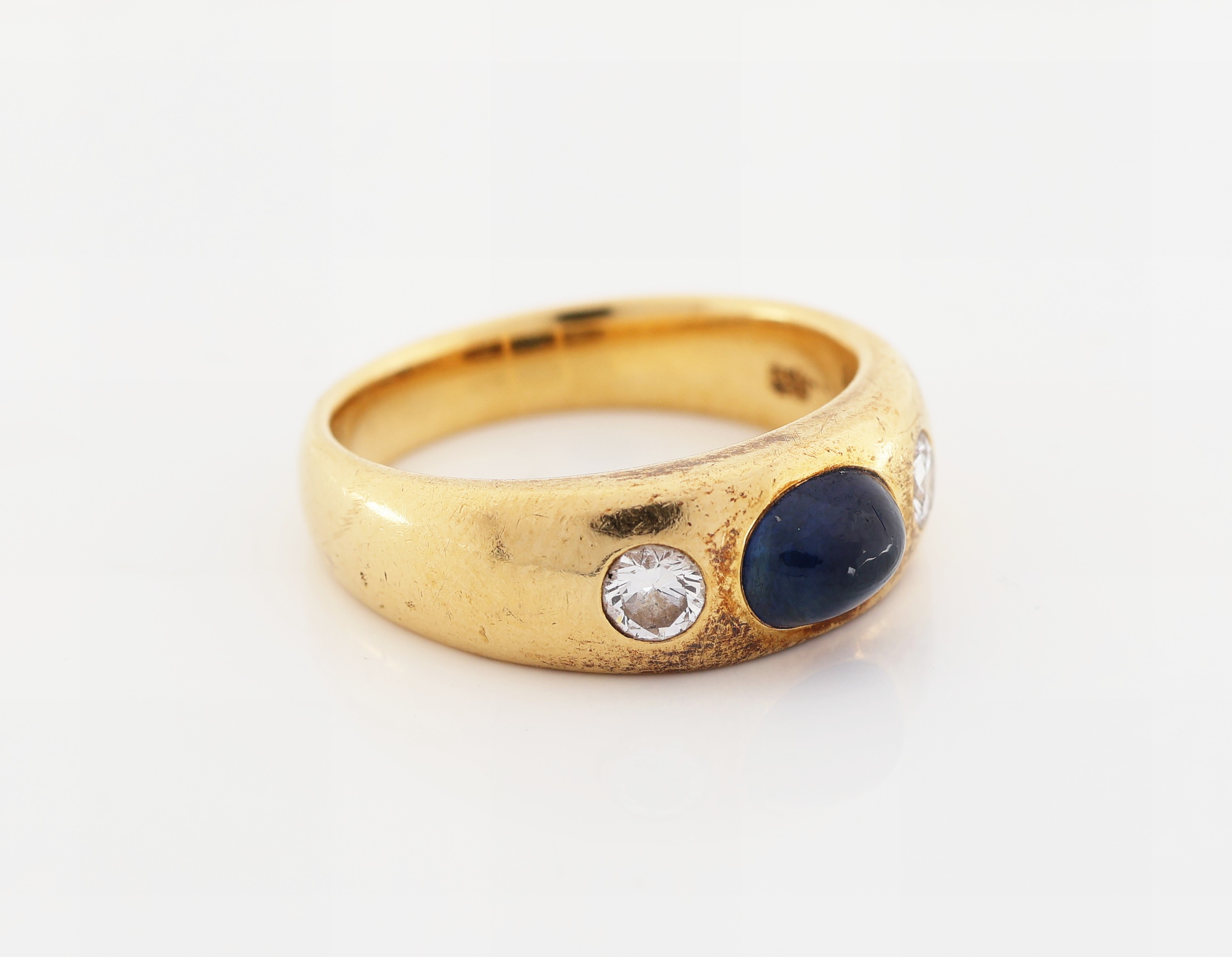 Detail a: 18 kt Gold Saphir-Brillant-Ring, GG 750/000, klassischer Bandring, ovaler Saphir- Cabochon ca. 1.30 ct, 2 Brillanten zus. ca. 0.20 ct Weiß/si, RW ...
