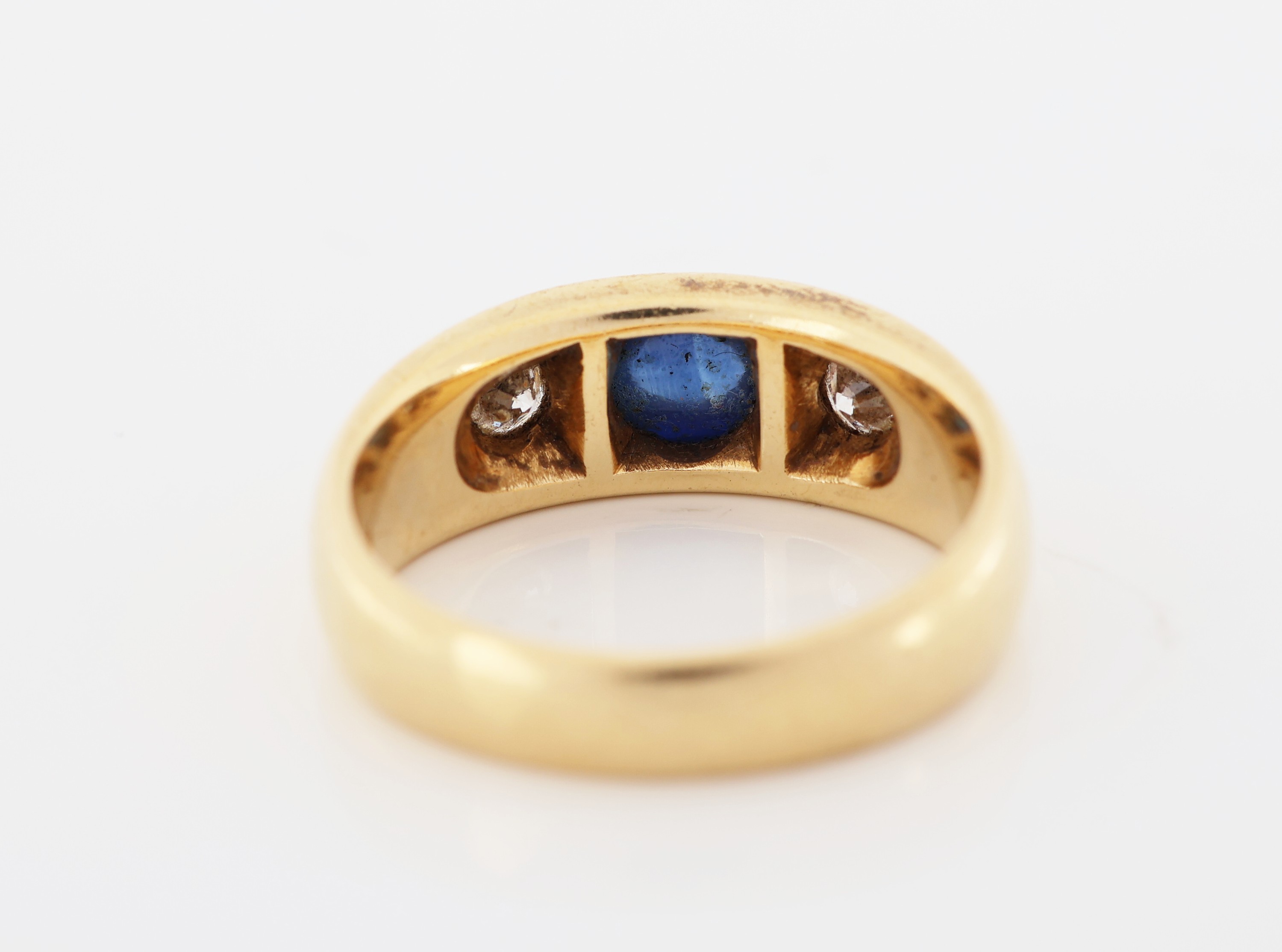 Detail b: 18 kt Gold Saphir-Brillant-Ring, GG 750/000, klassischer Bandring, ovaler Saphir- Cabochon ca. 1.30 ct, 2 Brillanten zus. ca. 0.20 ct Weiß/si, RW ...