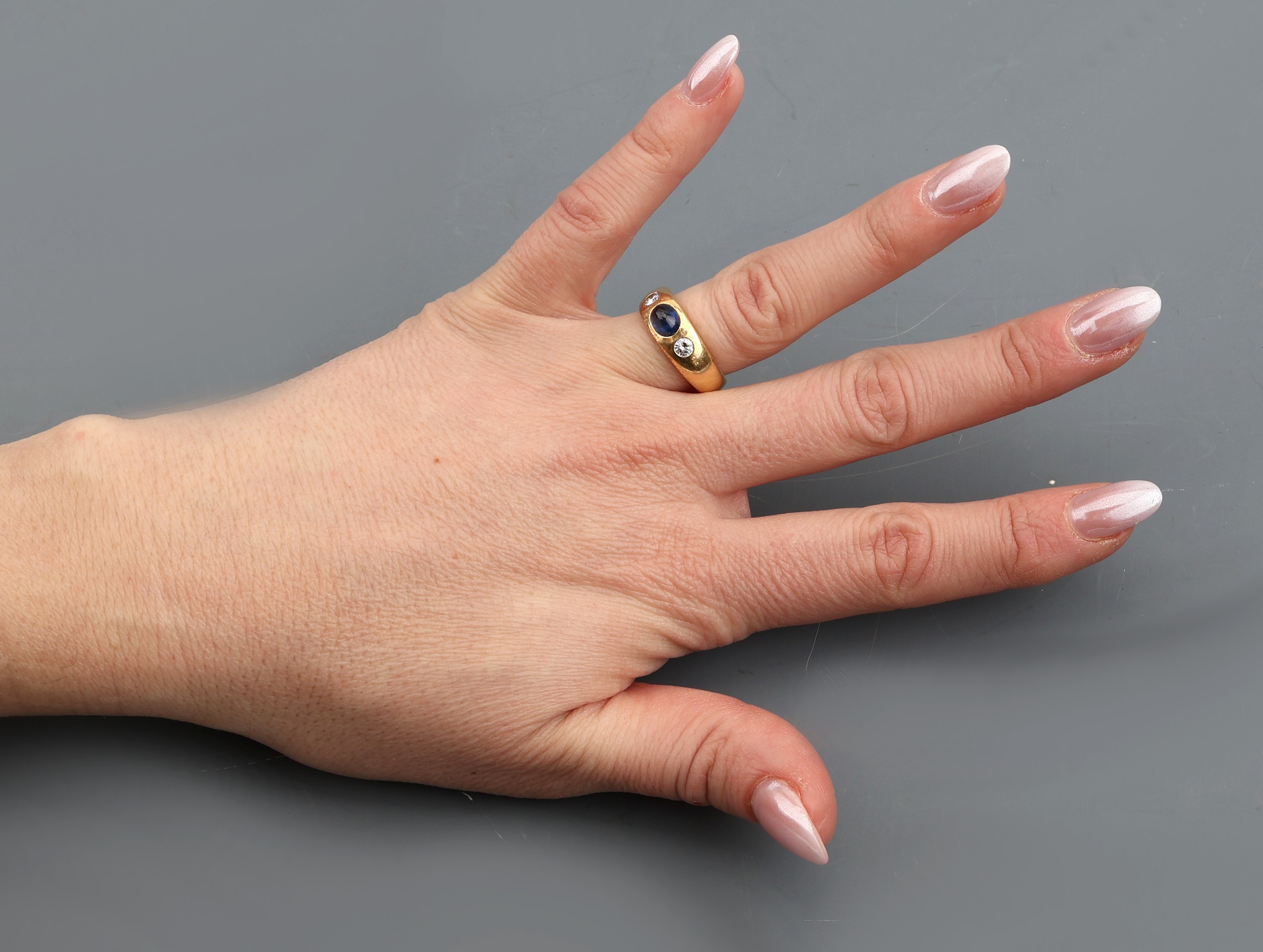 Detail c: 18 kt Gold Saphir-Brillant-Ring, GG 750/000, klassischer Bandring, ovaler Saphir- Cabochon ca. 1.30 ct, 2 Brillanten zus. ca. 0.20 ct Weiß/si, RW ...