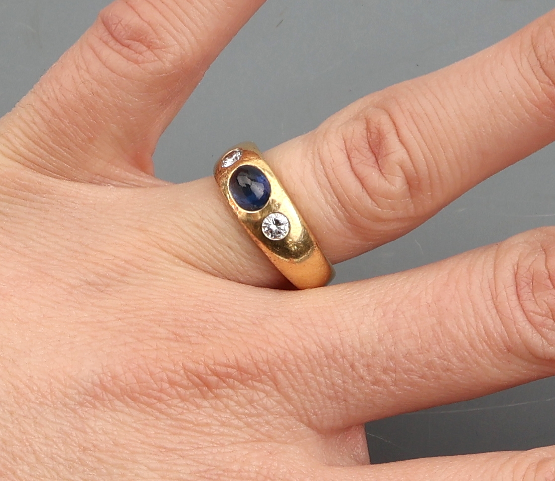 Detail d: 18 kt Gold Saphir-Brillant-Ring, GG 750/000, klassischer Bandring, ovaler Saphir- Cabochon ca. 1.30 ct, 2 Brillanten zus. ca. 0.20 ct Weiß/si, RW ...