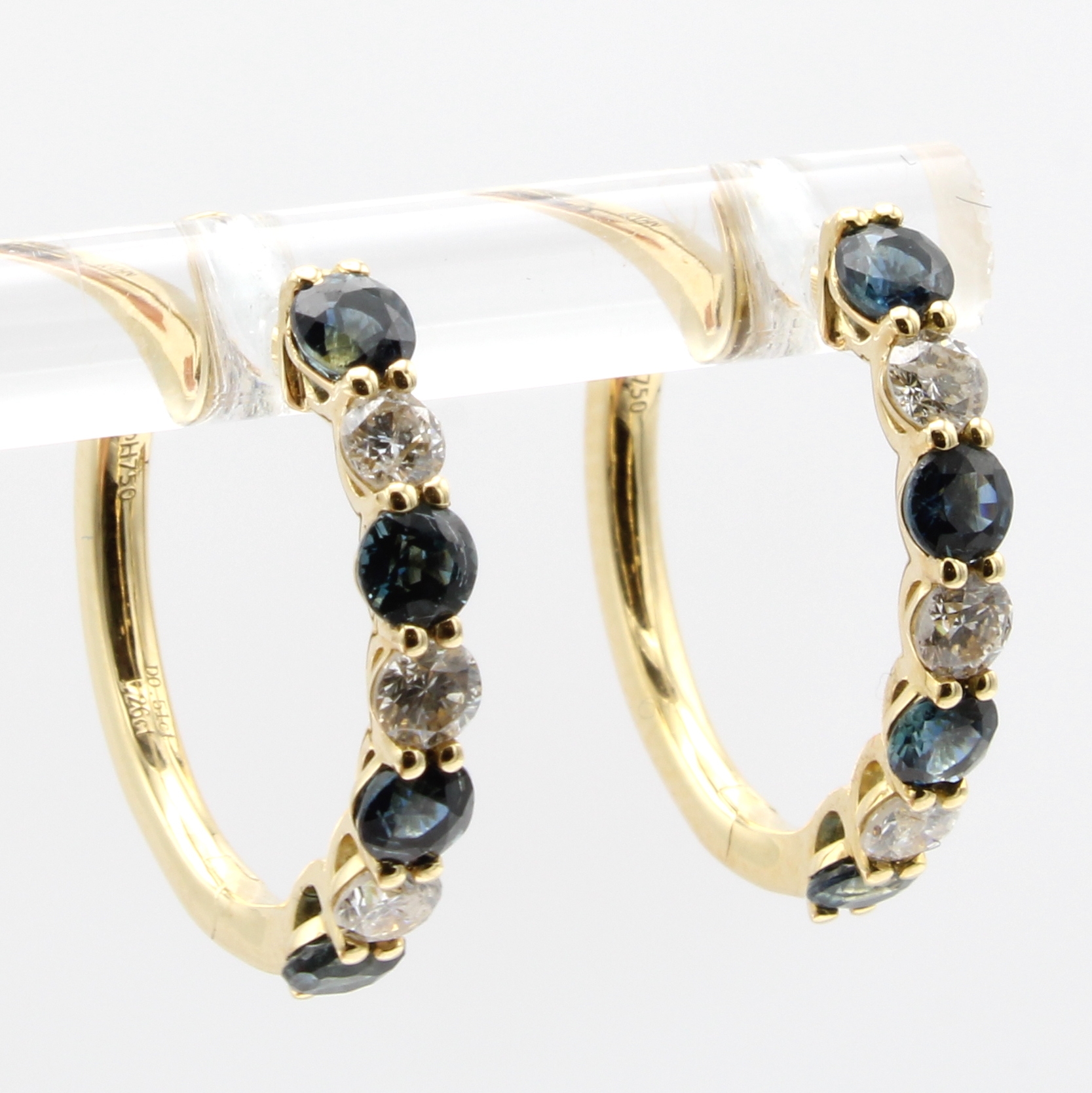 Image 27036617 - Paar Creolen mit Saphiren und Brillanten, GG 750/000, 8 Saphire zus. ca. 1.26 ct, 6 ...