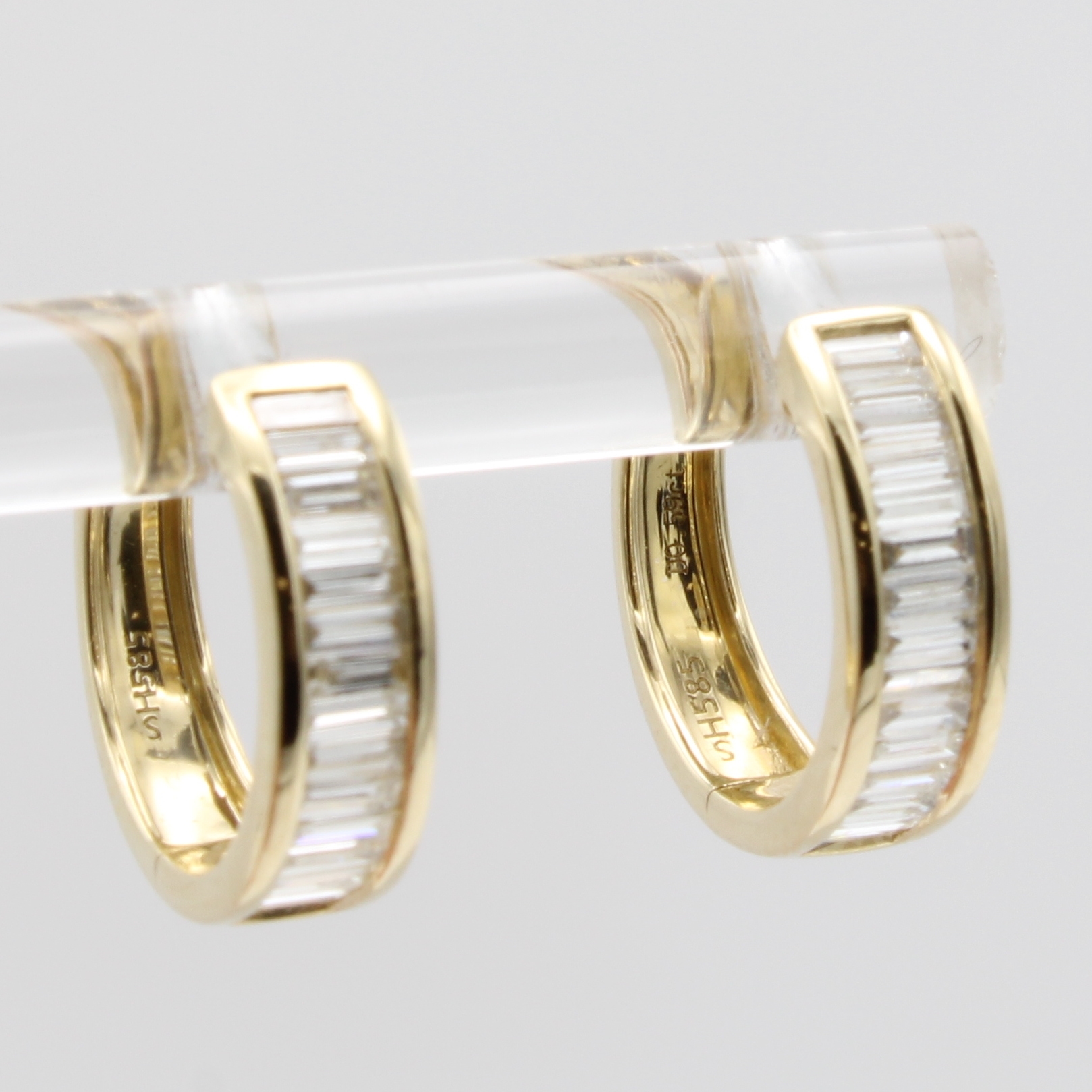 Image 27036621 - Paar Creolen mit Diamantbaguettes, GG 585/ 000, 30 Diam. zus. ca. 0.59 ct feines Weiß / ...