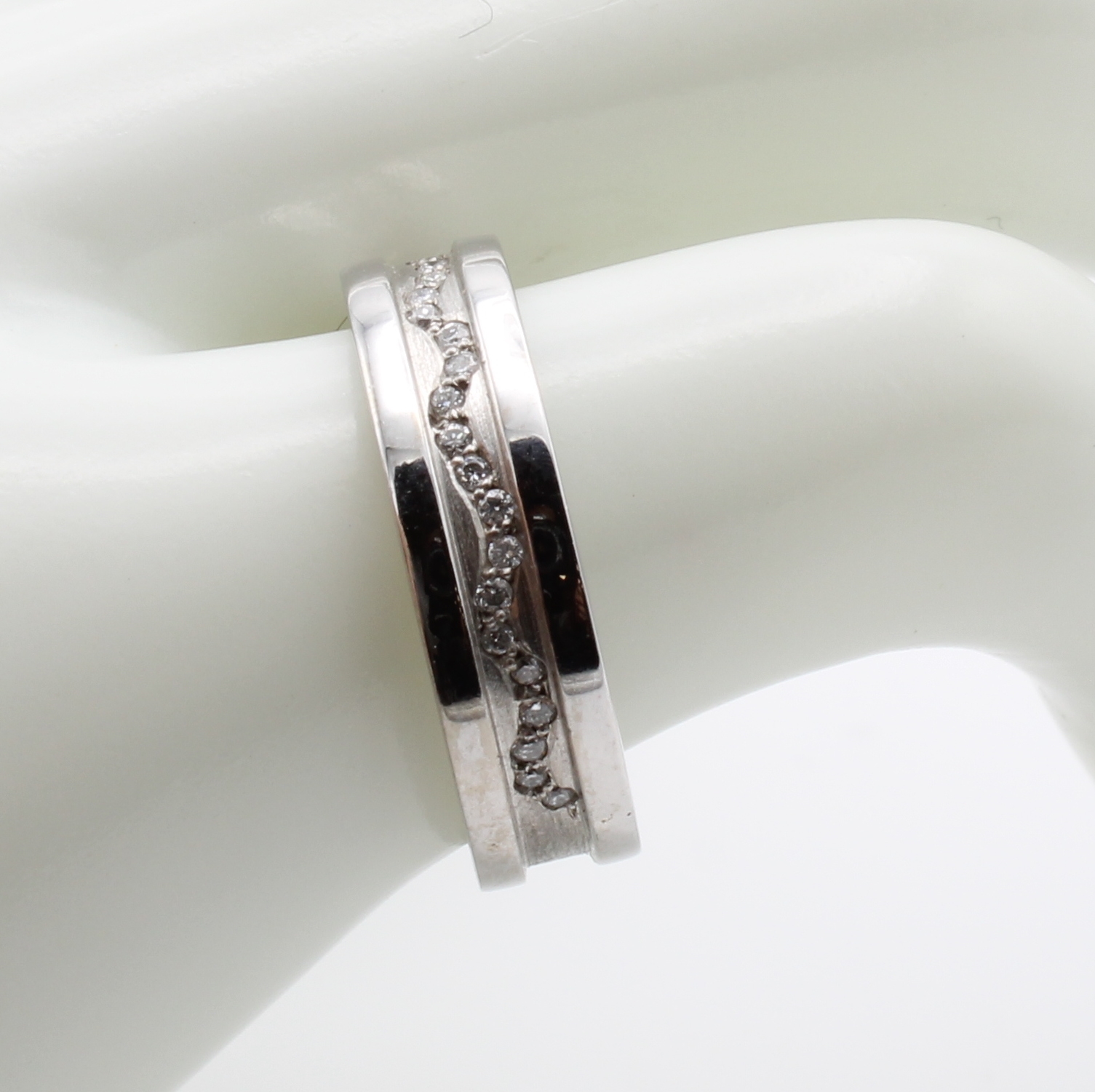 Image 27036635 - Ring mit Brillanten, WG 585/000, z.T. matt.,23 Brill. zus. ca. 0.29 ct feines Weiß /si, ...