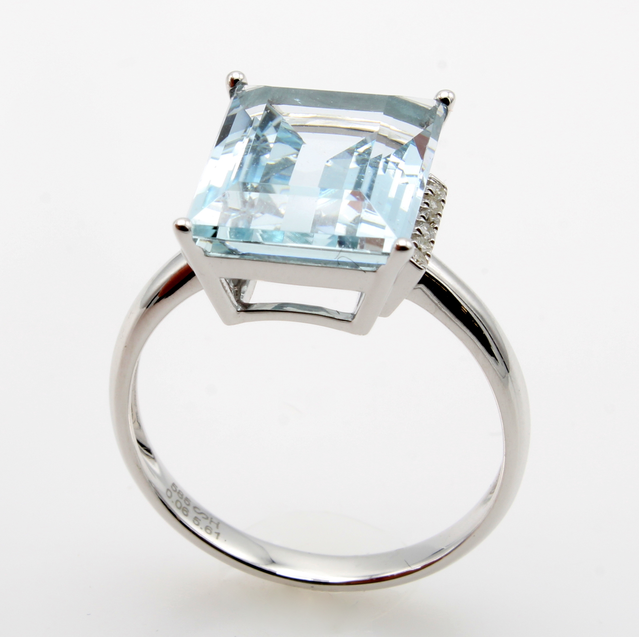 Image 27036649 - Ring mit Aquamarin und Brillanten, WG 585/ 000, Aquamarin ca. 5.61 ct, 12 Brill. zus. ...