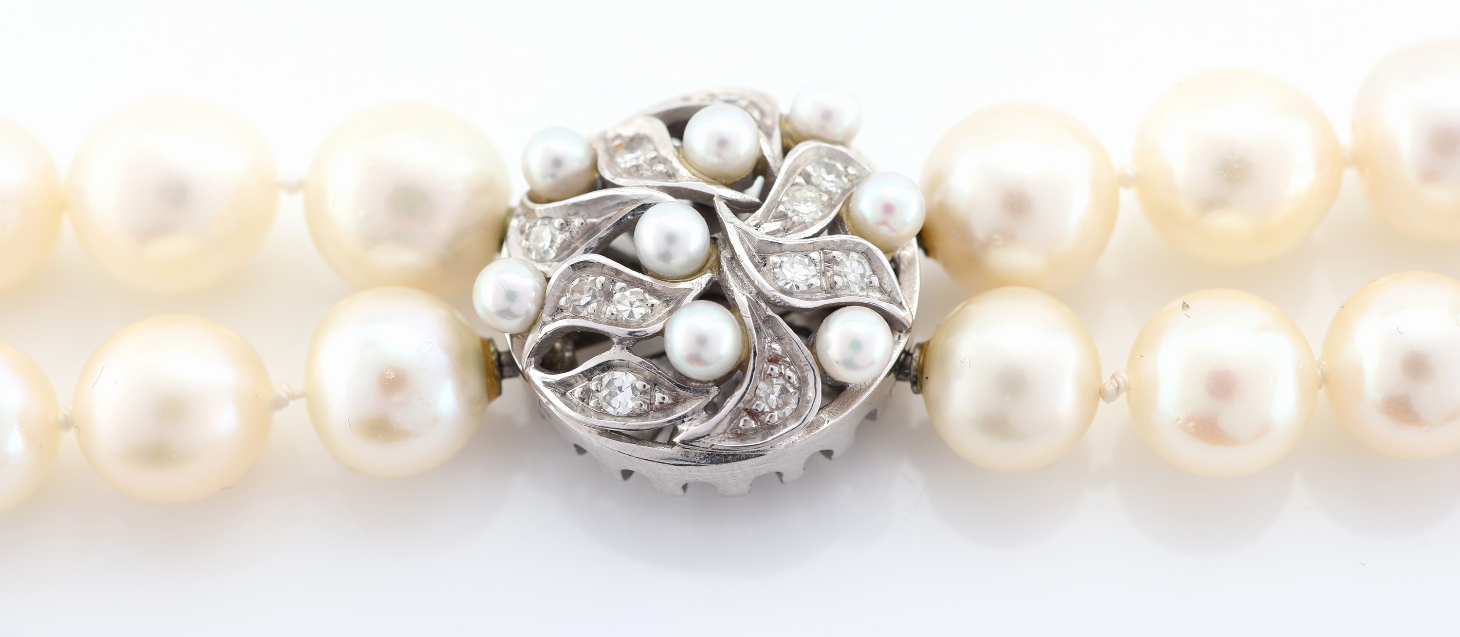 Detail a: Perl-Collier mit 18 kt Gold Perl-Diamant- Schließe, WG 750/000, 2-rhg., 1 Strang, Perld. ca. 7.6 mm, 1 Strang Perld. ca. 8.8 mm,Schließe mit kl. ...