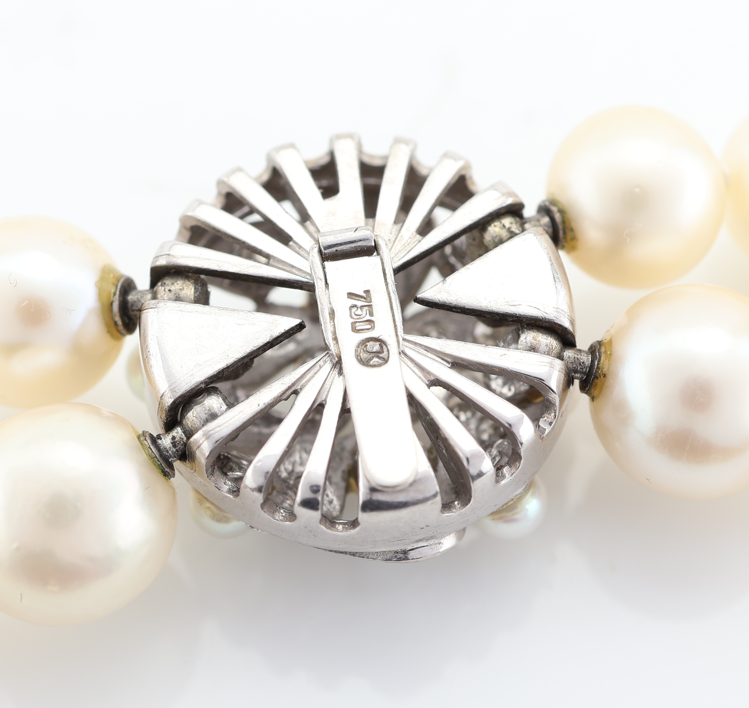 Detail b: Perl-Collier mit 18 kt Gold Perl-Diamant- Schließe, WG 750/000, 2-rhg., 1 Strang, Perld. ca. 7.6 mm, 1 Strang Perld. ca. 8.8 mm,Schließe mit kl. ...