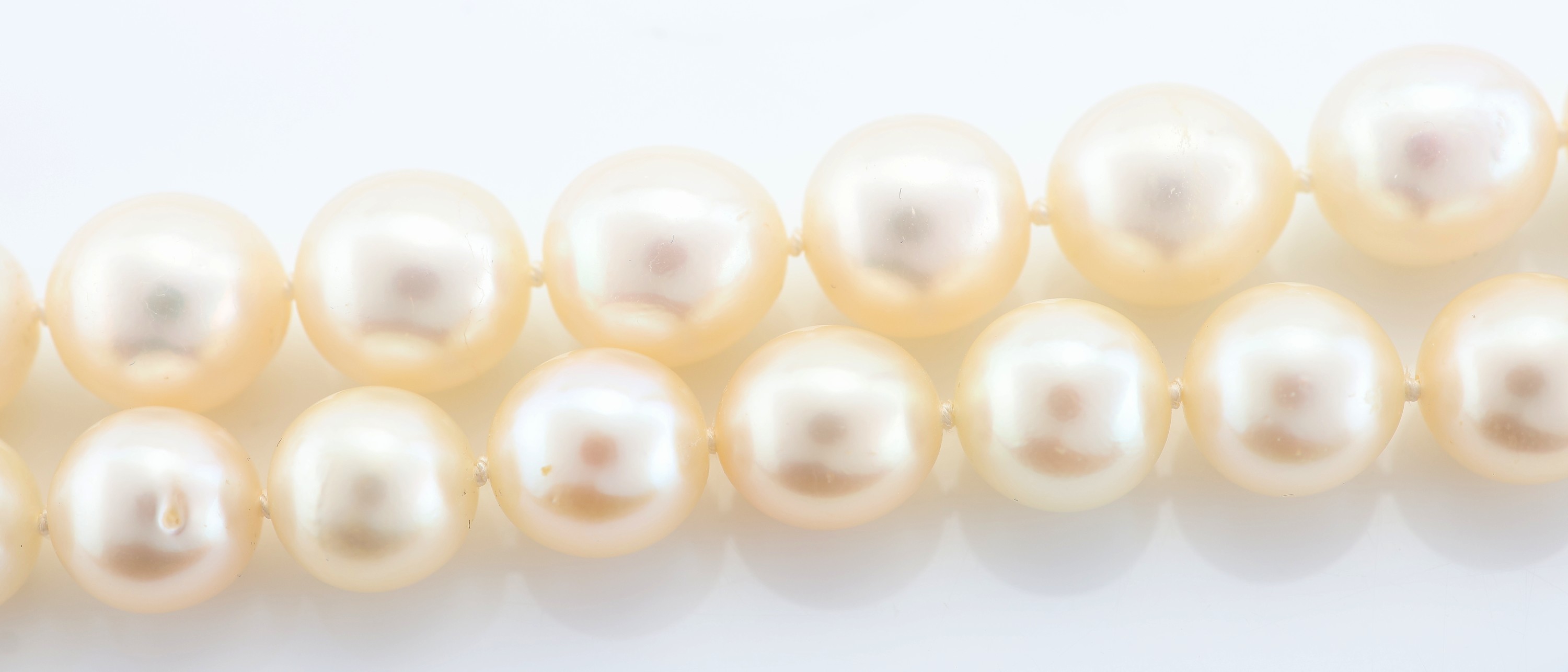 Detail c: Perl-Collier mit 18 kt Gold Perl-Diamant- Schließe, WG 750/000, 2-rhg., 1 Strang, Perld. ca. 7.6 mm, 1 Strang Perld. ca. 8.8 mm,Schließe mit kl. ...