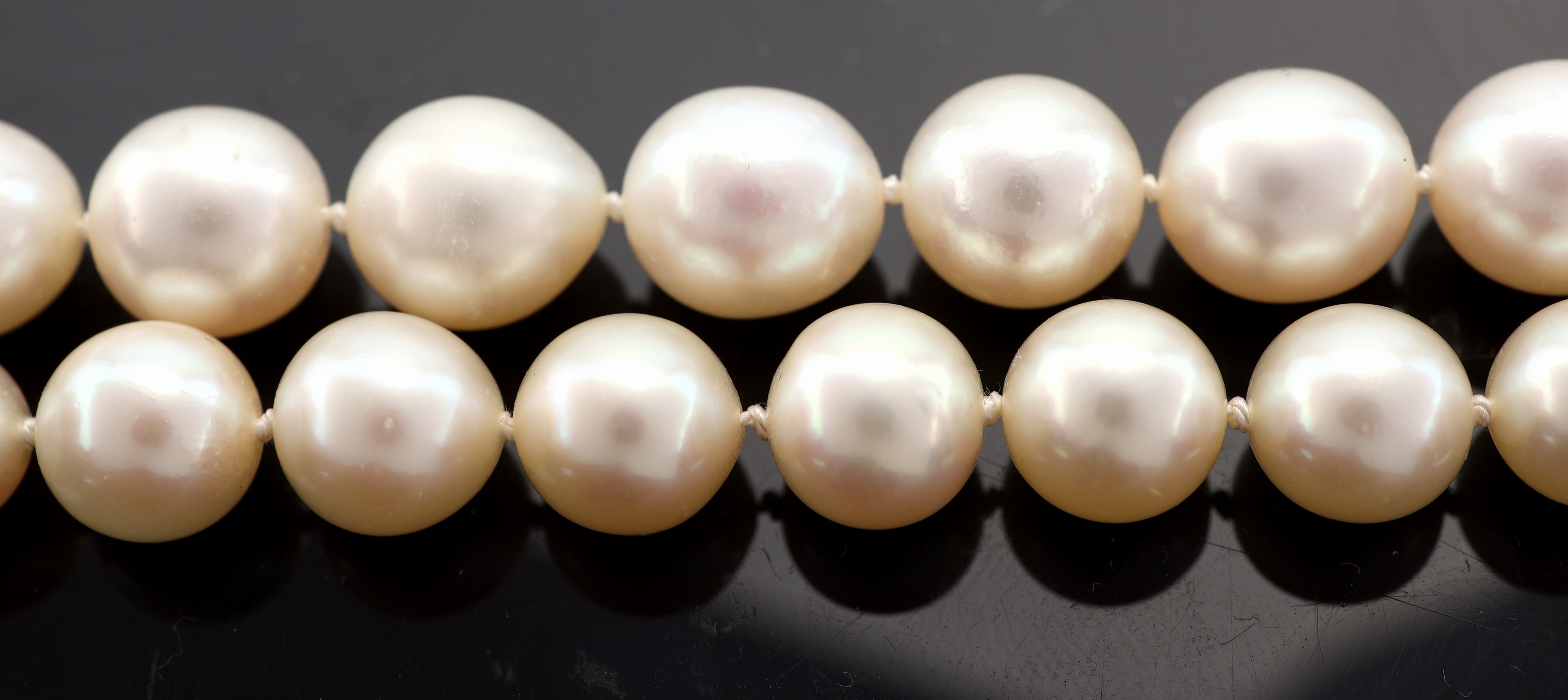 Detail d: Perl-Collier mit 18 kt Gold Perl-Diamant- Schließe, WG 750/000, 2-rhg., 1 Strang, Perld. ca. 7.6 mm, 1 Strang Perld. ca. 8.8 mm,Schließe mit kl. ...
