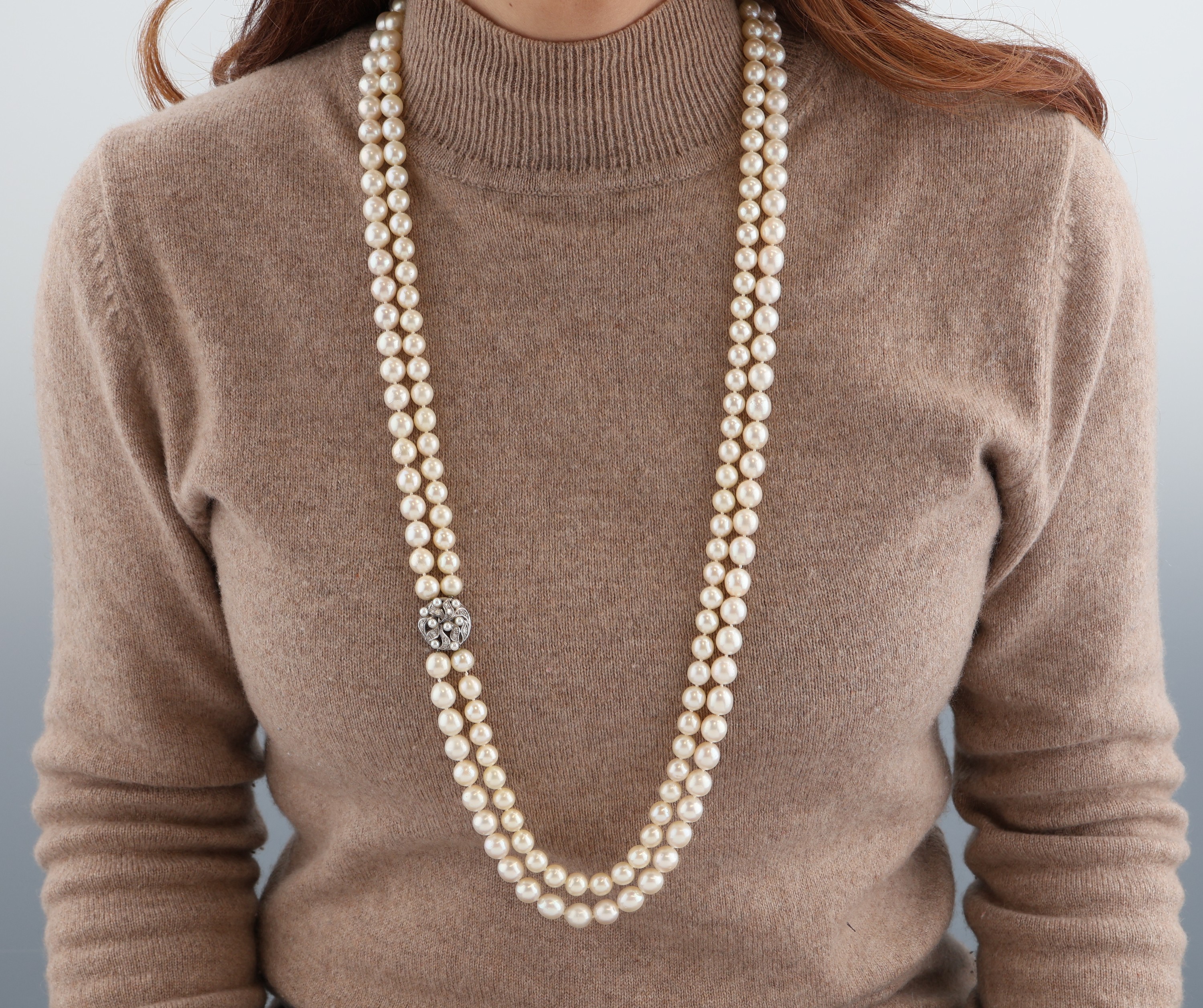 Detail e: Perl-Collier mit 18 kt Gold Perl-Diamant- Schließe, WG 750/000, 2-rhg., 1 Strang, Perld. ca. 7.6 mm, 1 Strang Perld. ca. 8.8 mm,Schließe mit kl. ...