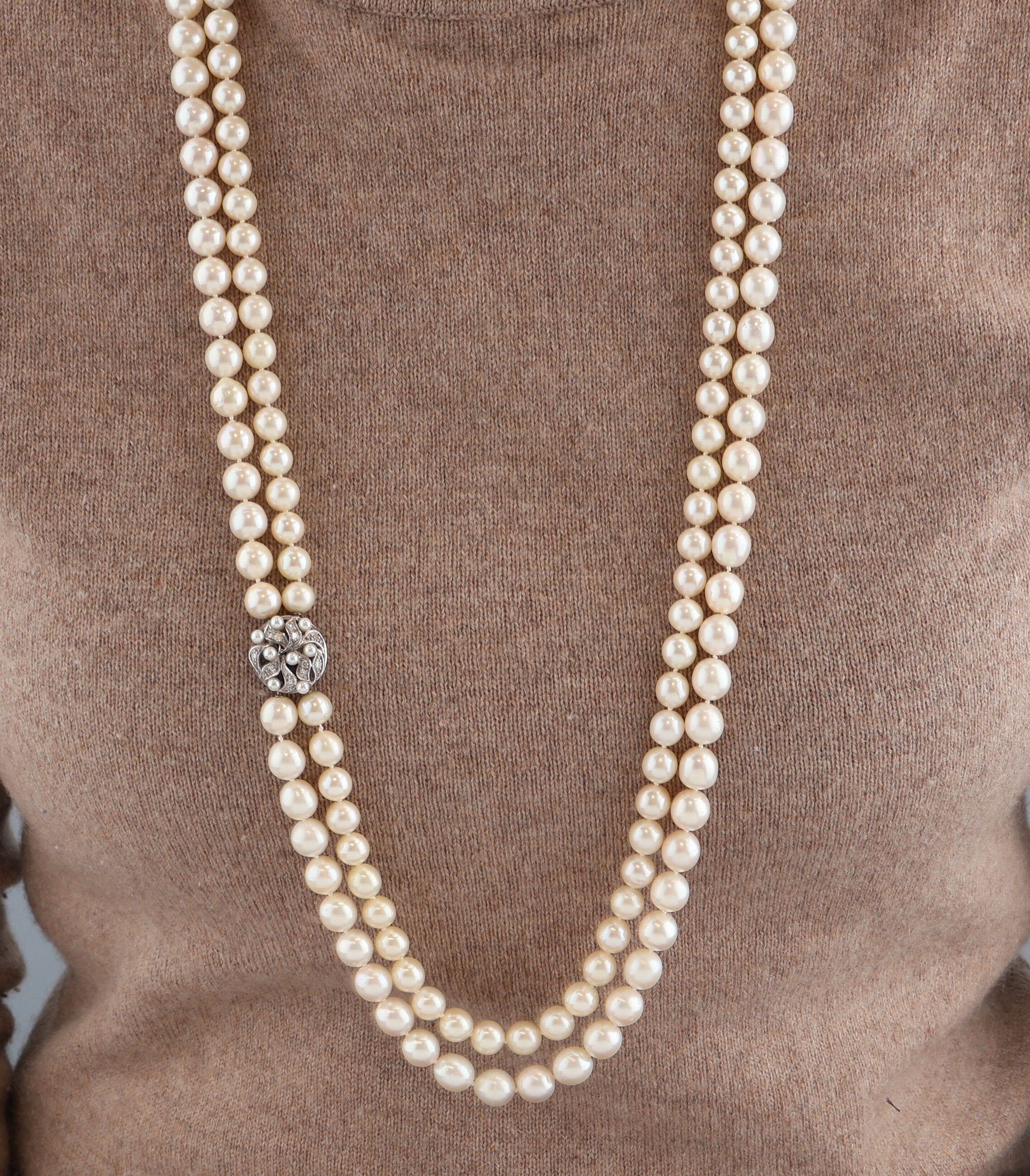 Detail f: Perl-Collier mit 18 kt Gold Perl-Diamant- Schließe, WG 750/000, 2-rhg., 1 Strang, Perld. ca. 7.6 mm, 1 Strang Perld. ca. 8.8 mm,Schließe mit kl. ...
