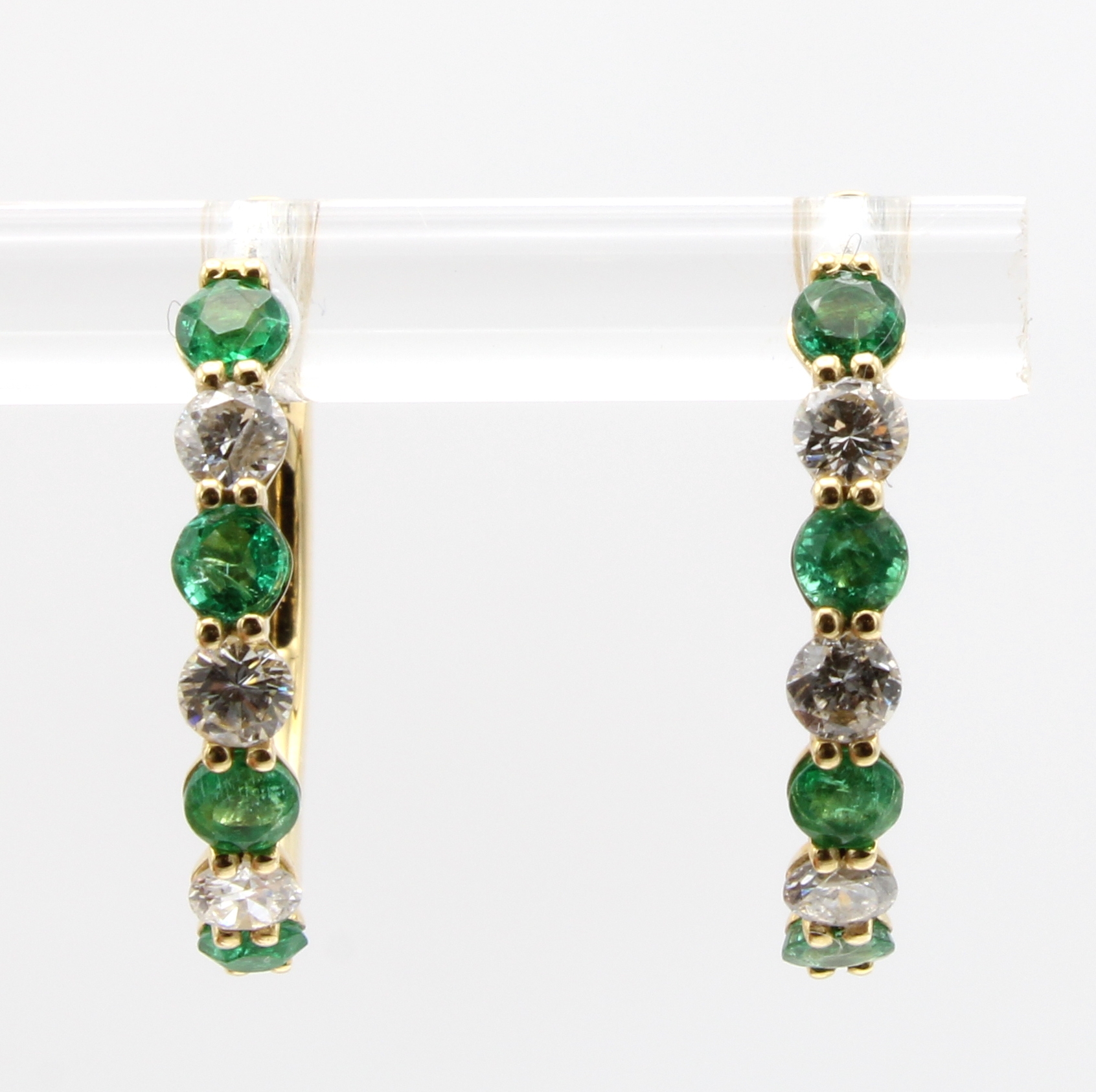 Image 27036672 - Paar Creolen mit Smaragden und Brillanten, GG 750/000, 8 Smaragde zus. ca. 0.68 ct, 6 ...