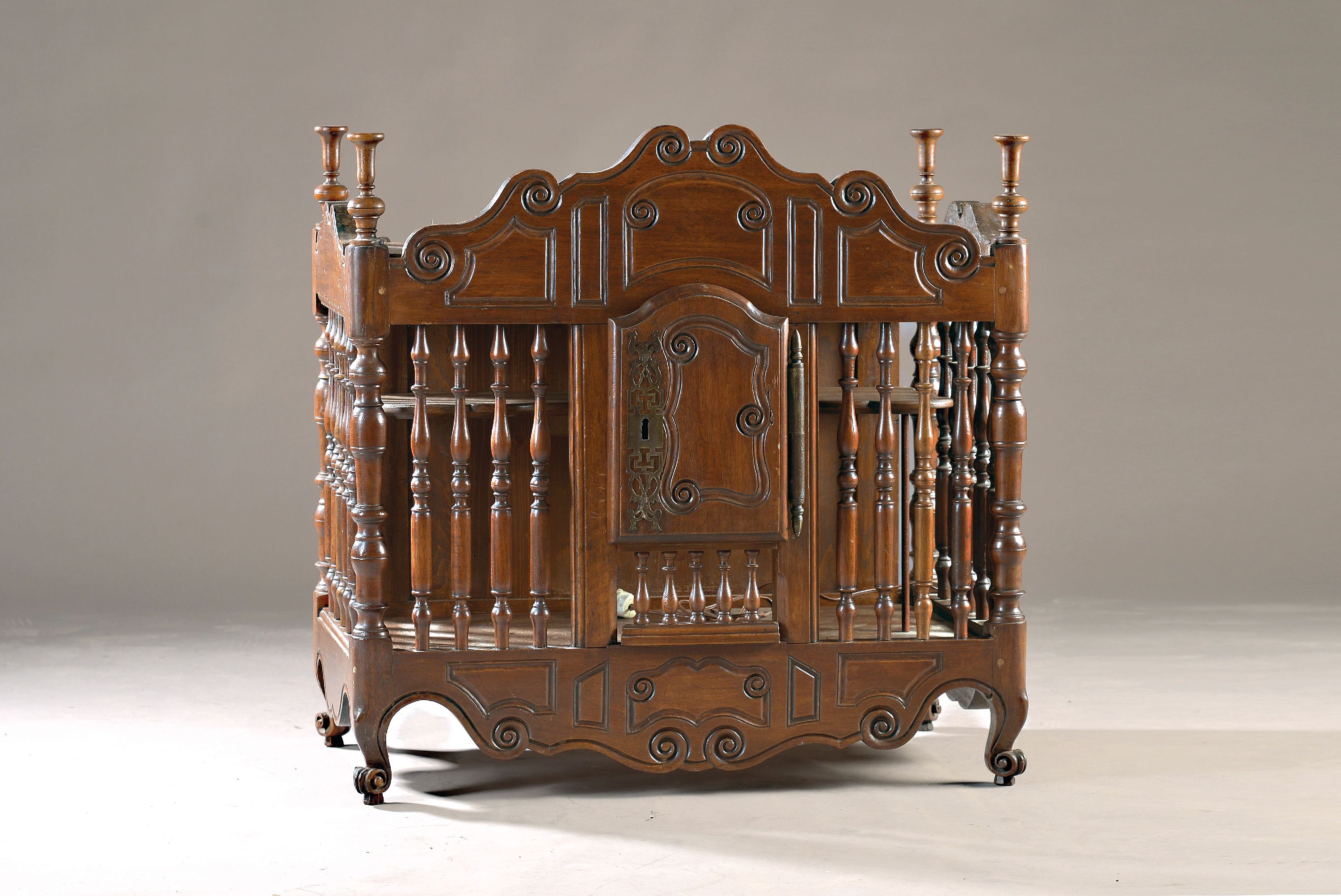 Image 27036677 - Panetiere oder Brotkasten, Frankreich, ausgehendes 19.Jh., Nußbaum, neoklassizistische ...