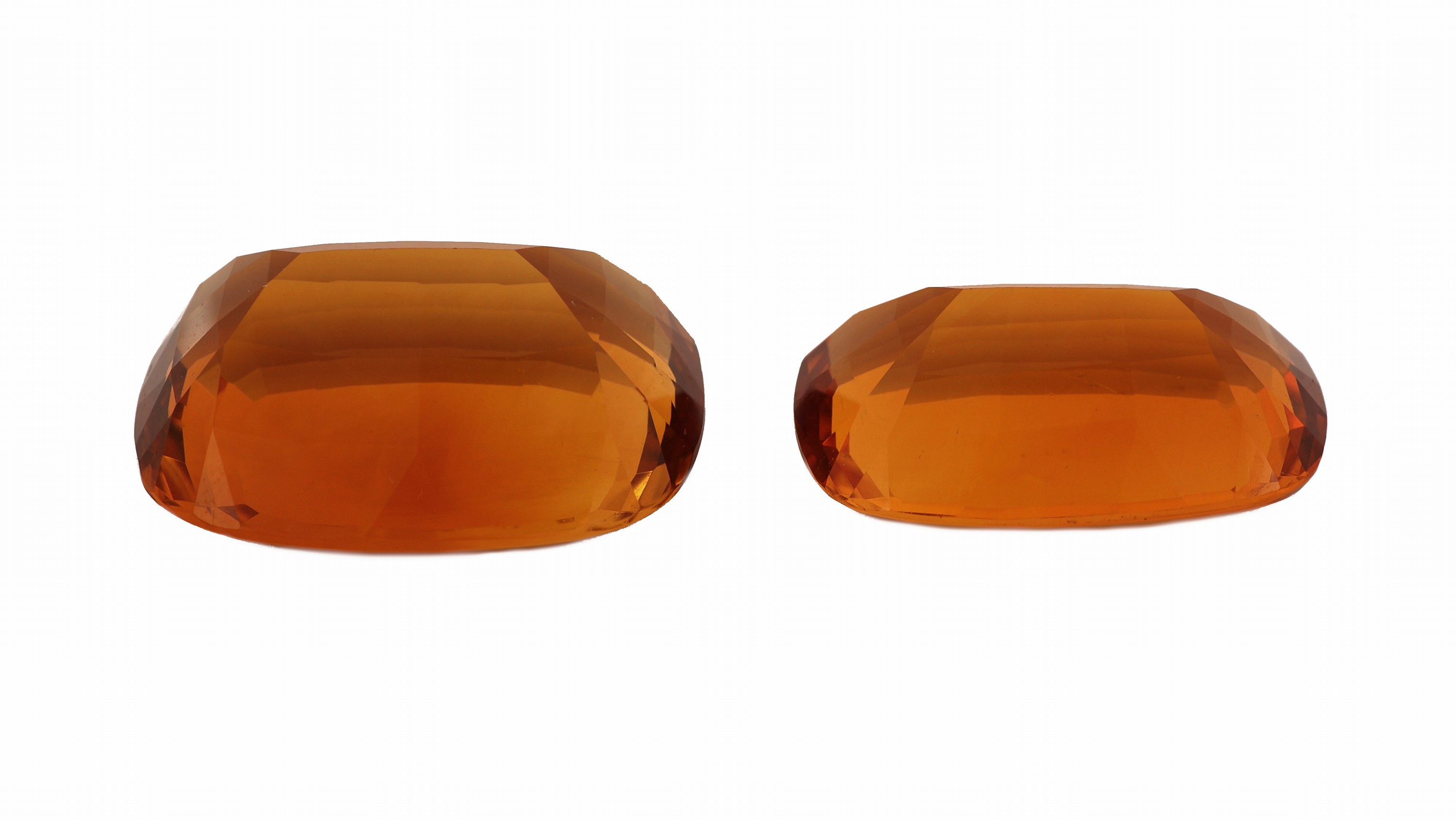 Detail a: Lot 2 lose Citrine, zus. ca. 34.80 ct, ovaler Treppenschliff, versch. Größen, sehr schöne Farbe