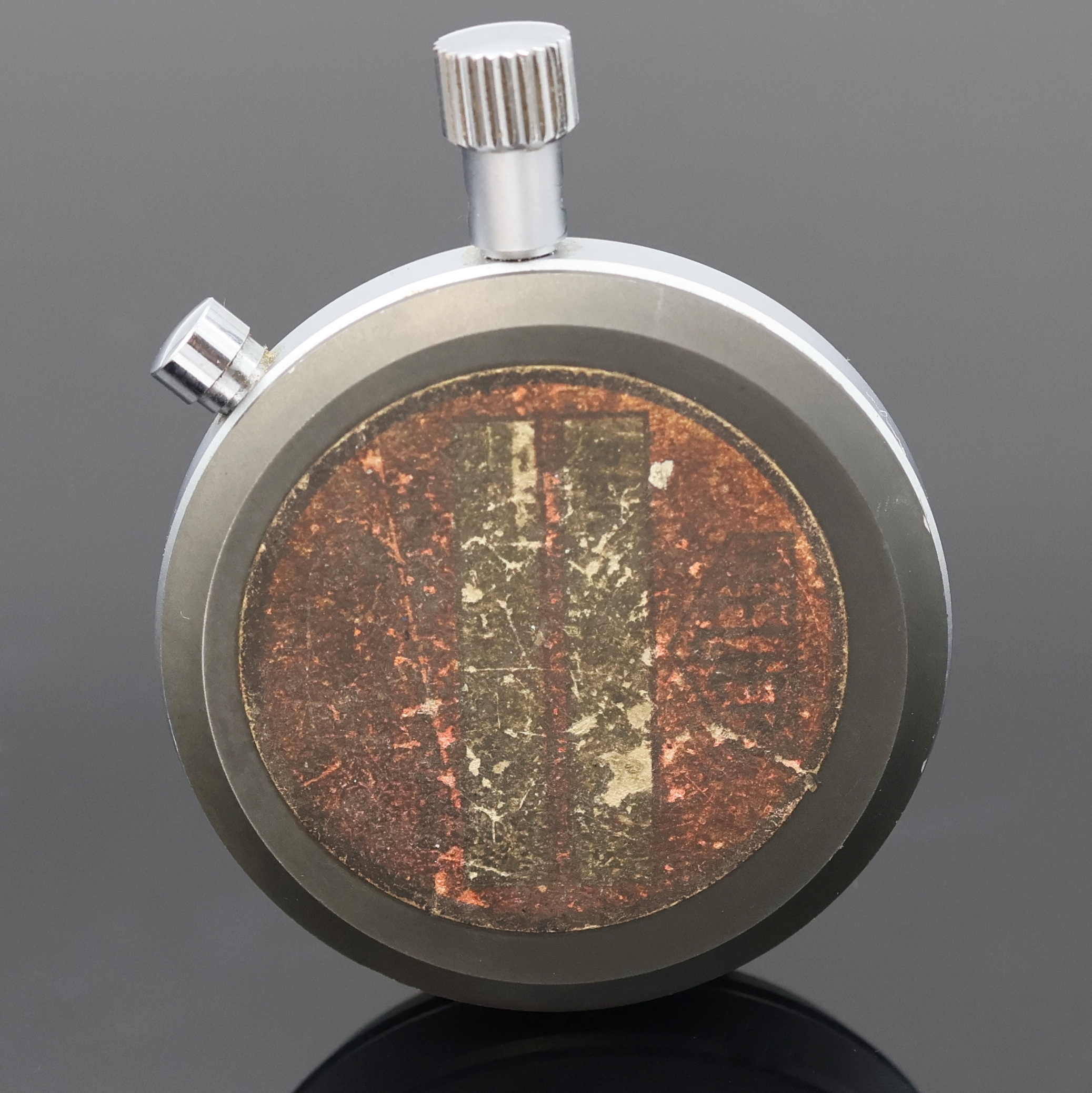 Detail a: HEUER Einhand-Stoppuhr, Schweiz um 1970, matt. Geh., geschw. Boden u. Glasrand aufgedr., emailfarb. Zifferbl., gebl. u. roter Zeiger, Kal. 7710, 7 ...