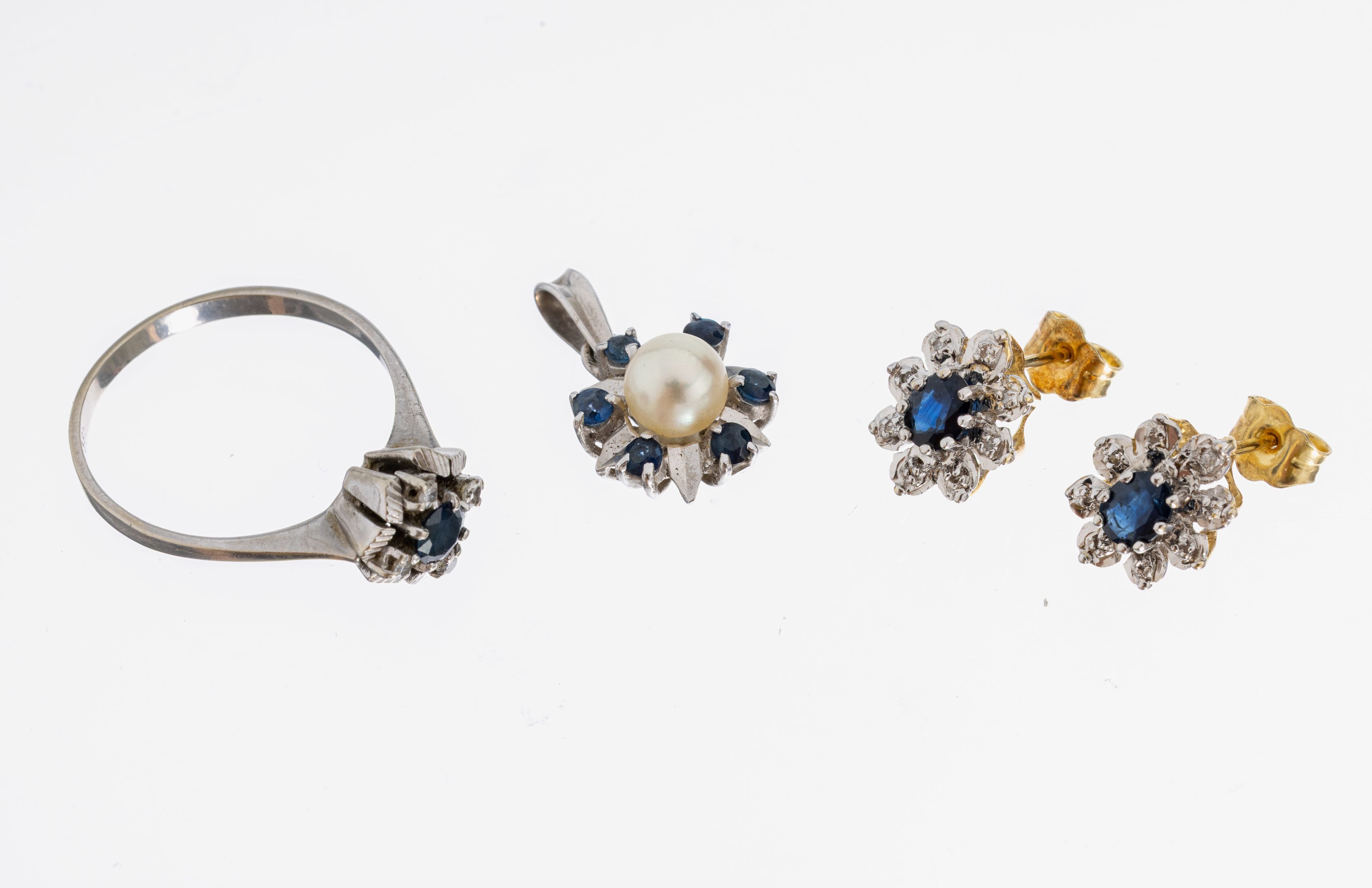 14 kt Gold Saphir-Konvolut, GG/WG 585/000, best. aus: 1 Ring, RW 58, rundfacett. Saphir ca. 0.30 ct, 4 8/8-Diamanten zus. ca. 0.05 ct Weiß/si-p1, 1 ...