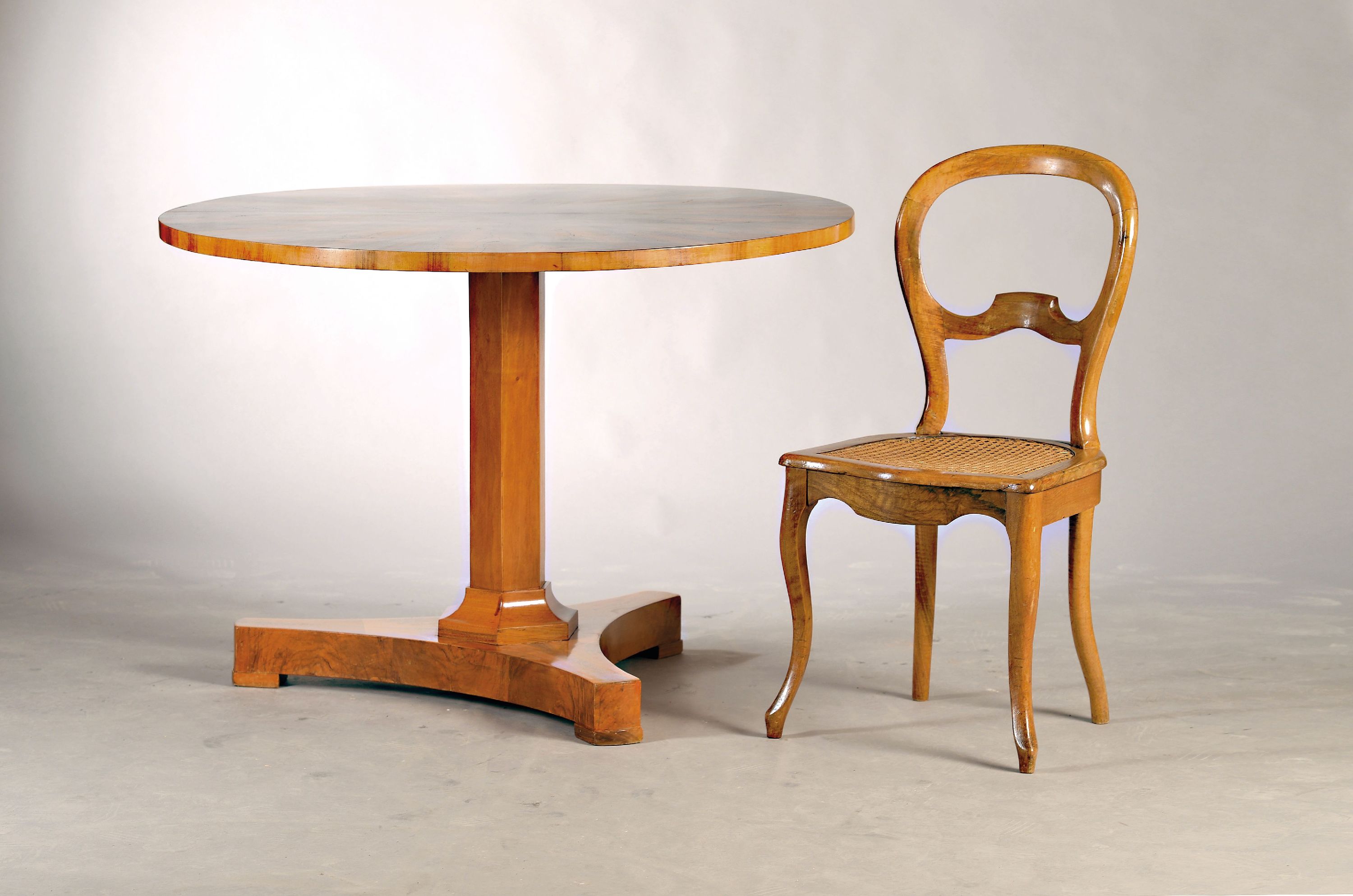 Image 27036692 - Sitzgruppe, deutsch, um 1830-70, , Biedermeiertisch, Nussbaumfurnier, z.T. auf Nussbaum ...