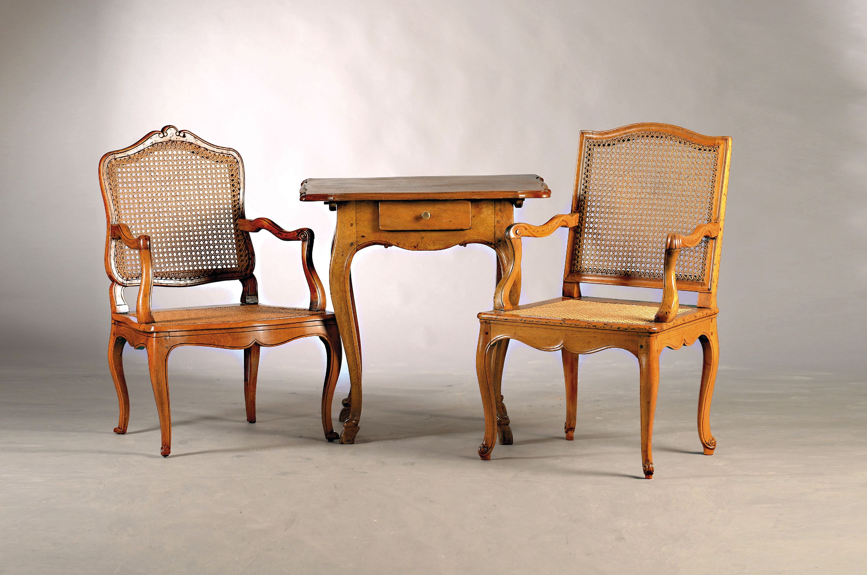 Image 27036693 - Kleiner Barocktisch und zwei Armlehnstühle, deutsch, um 1760/70, Tisch mit einer ...