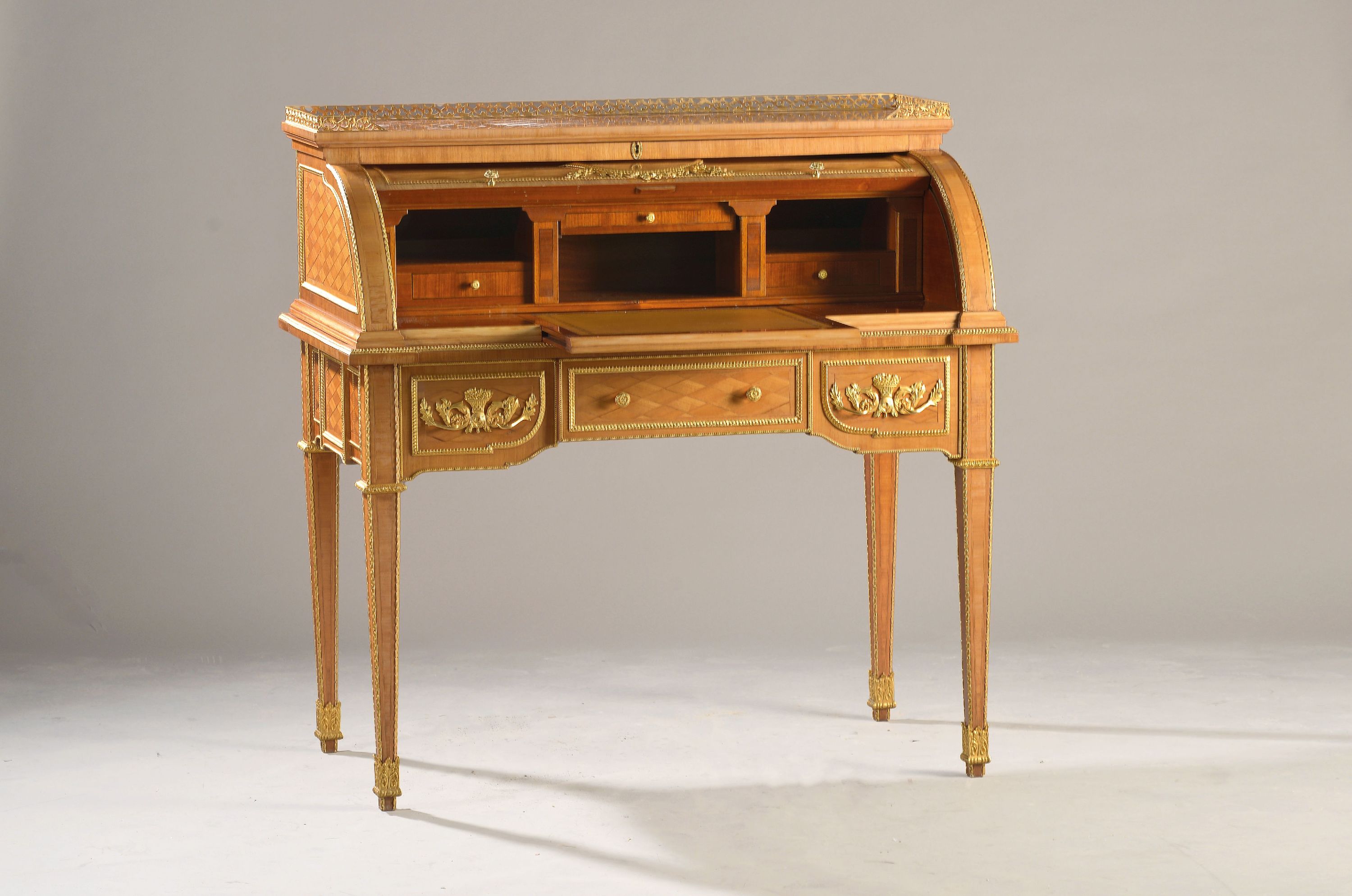 Detail a: Rollbüro, Entwurf Riesner 1777, französisches Stilmöbel nach klassizistischem Vorbild, aus dem 20. Jahrhundert, Sekretärfach mit Rollklappe, ...