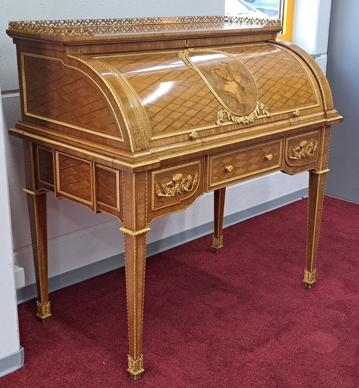 Detail c: Rollbüro, Entwurf Riesner 1777, französisches Stilmöbel nach klassizistischem Vorbild, aus dem 20. Jahrhundert, Sekretärfach mit Rollklappe, ...