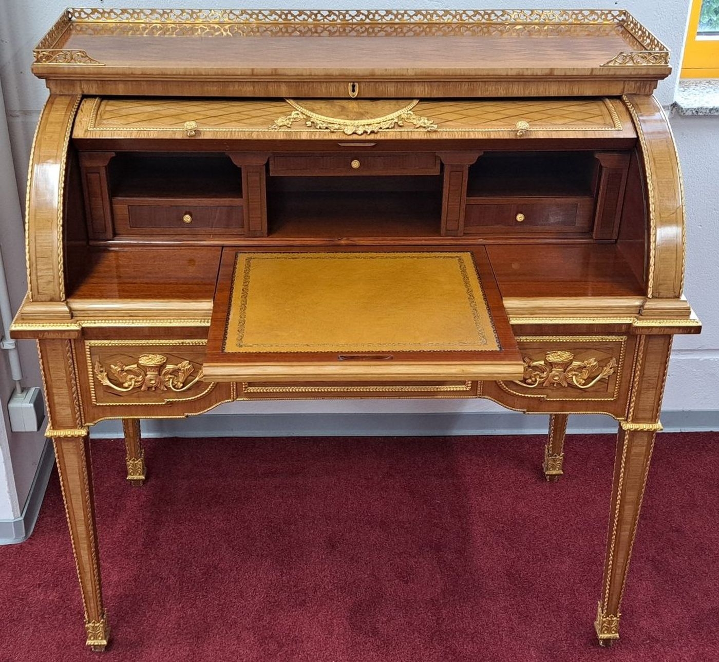 Detail h: Rollbüro, Entwurf Riesner 1777, französisches Stilmöbel nach klassizistischem Vorbild, aus dem 20. Jahrhundert, Sekretärfach mit Rollklappe, ...