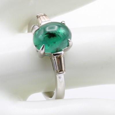 27036644a - Ring mit Smaragd und Diamanten, WG 750/000, 2 Diamanttrapeze zus. ca. 0.42 ct get. ...