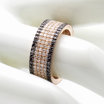 27036645b - Ring mit Brillanten und Diamanten, RoséG 585/000, 102 Diam. zus. ca. 0.78 ct schwarz ...