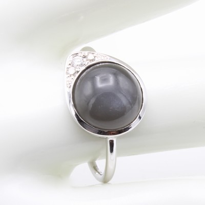 27036651a - Ring mit Mondstein und Brillanten, WG 750/ 000, Mondsteincabochon ca. 3.40 ct, 2 Brill. ...