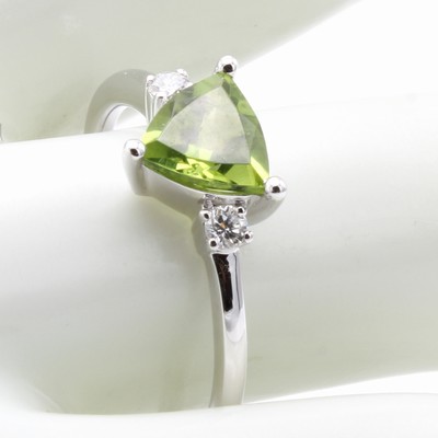 27036653a - Ring mit Peridot und Brillanten, WG 585/000,Peridot ca. 1.12 ct, 2 Brill. zus. ca. 0.09 ...