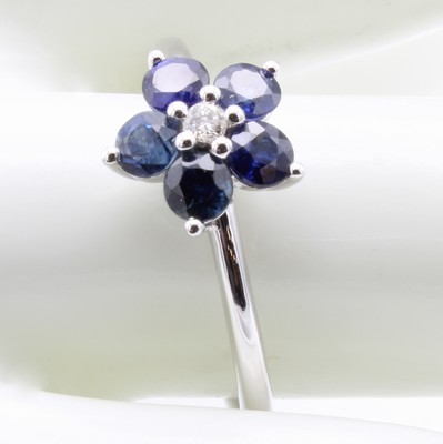 27036658a - Ring mit Brillant und Saphiren, WG 585/000, 5 Saphire zus. ca. 1.07 ct, Brill. mittig ...