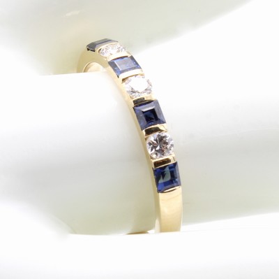 27036659a - Ring mit Saphiren und Brillanten, GG 585/000, 4 Saphircarrées zus. ca. 0.41 ct, 3 ...